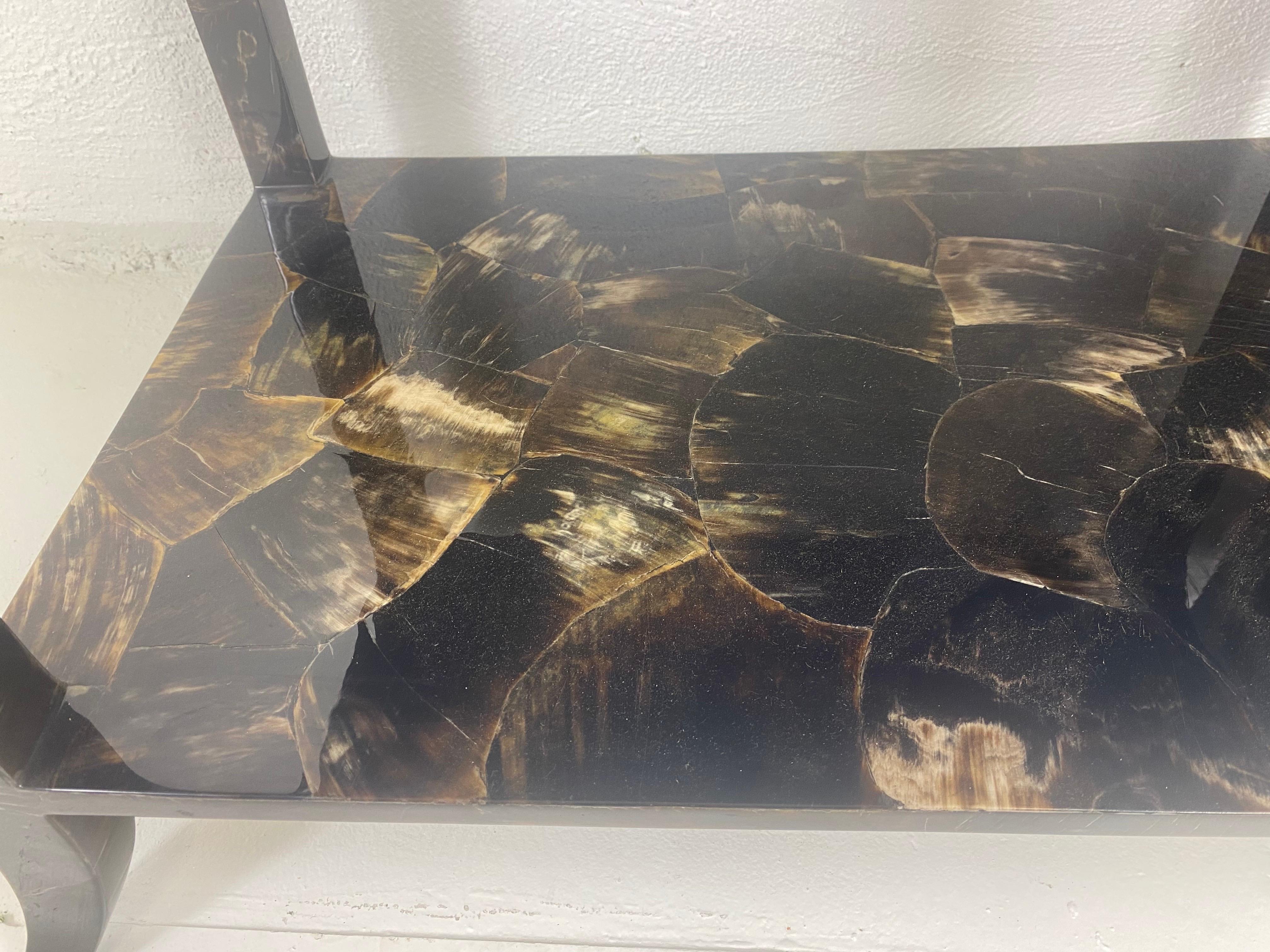 Corno Eleganti tavolini vintage in finto guscio di tartaruga/una coppia in vendita