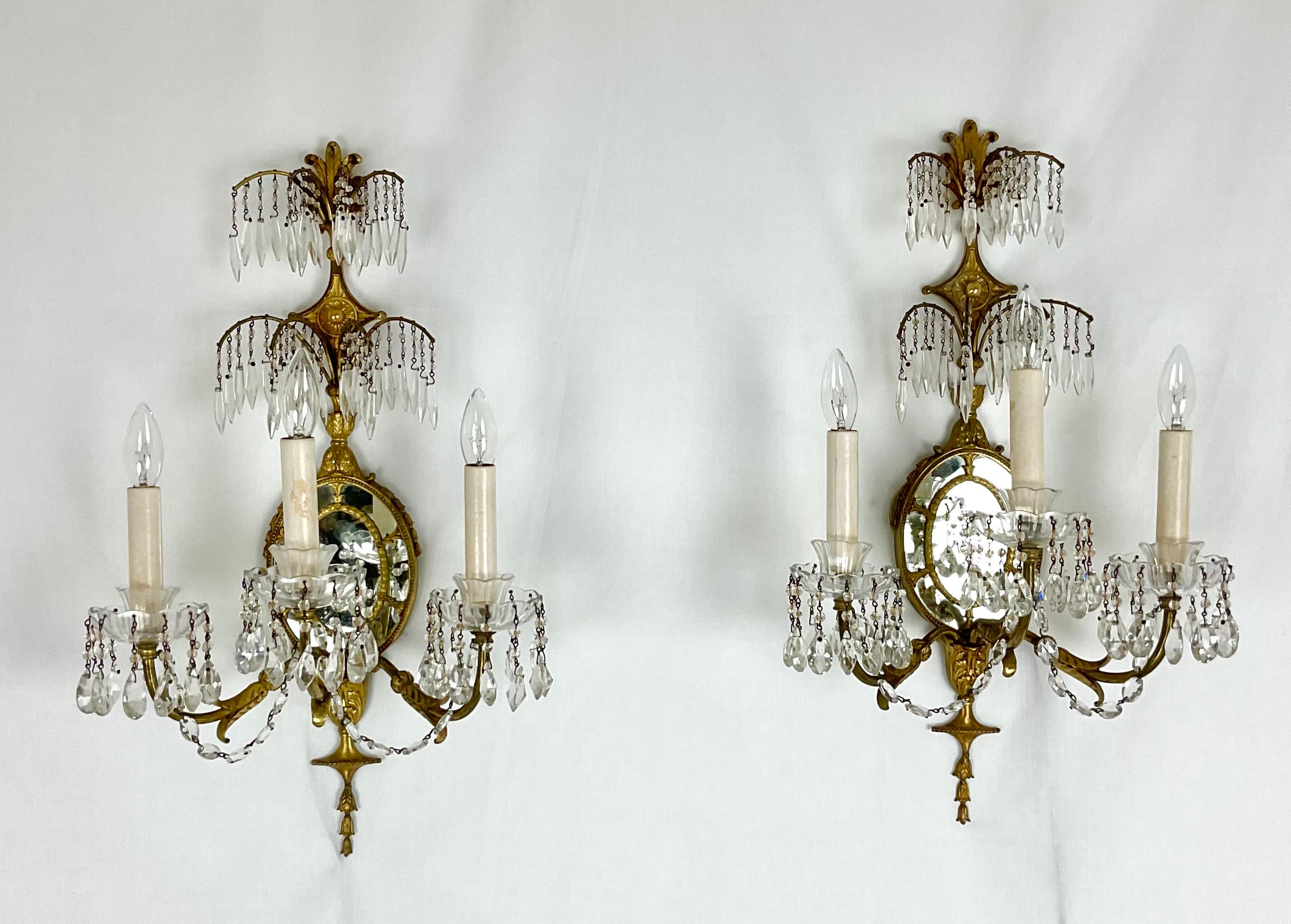 Elegant Vintage French-Style Crystal Wall Sconce For Sale 1