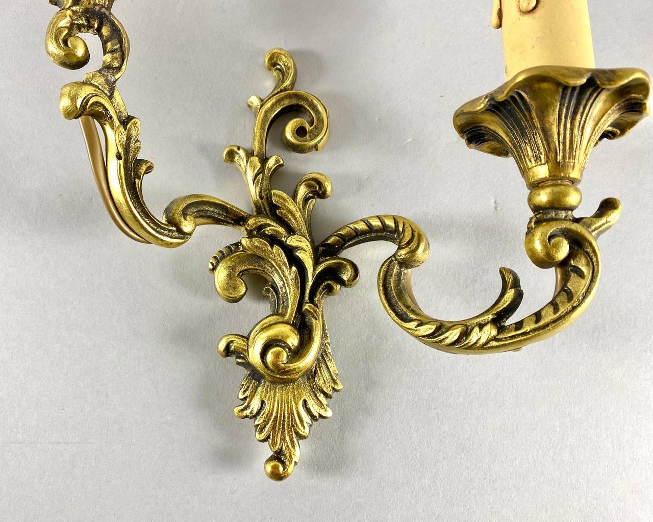 Elegant Vintage Gilt Brass Wall Sconce Two Arm Single Wall Lamp In Excellent Condition For Sale In Bastogne, BE