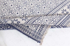 Eleganter, flachgewebter Baumwoll-Tischläufer in Vintage-Grau mit Marineblau (Größe angepasst) Agra