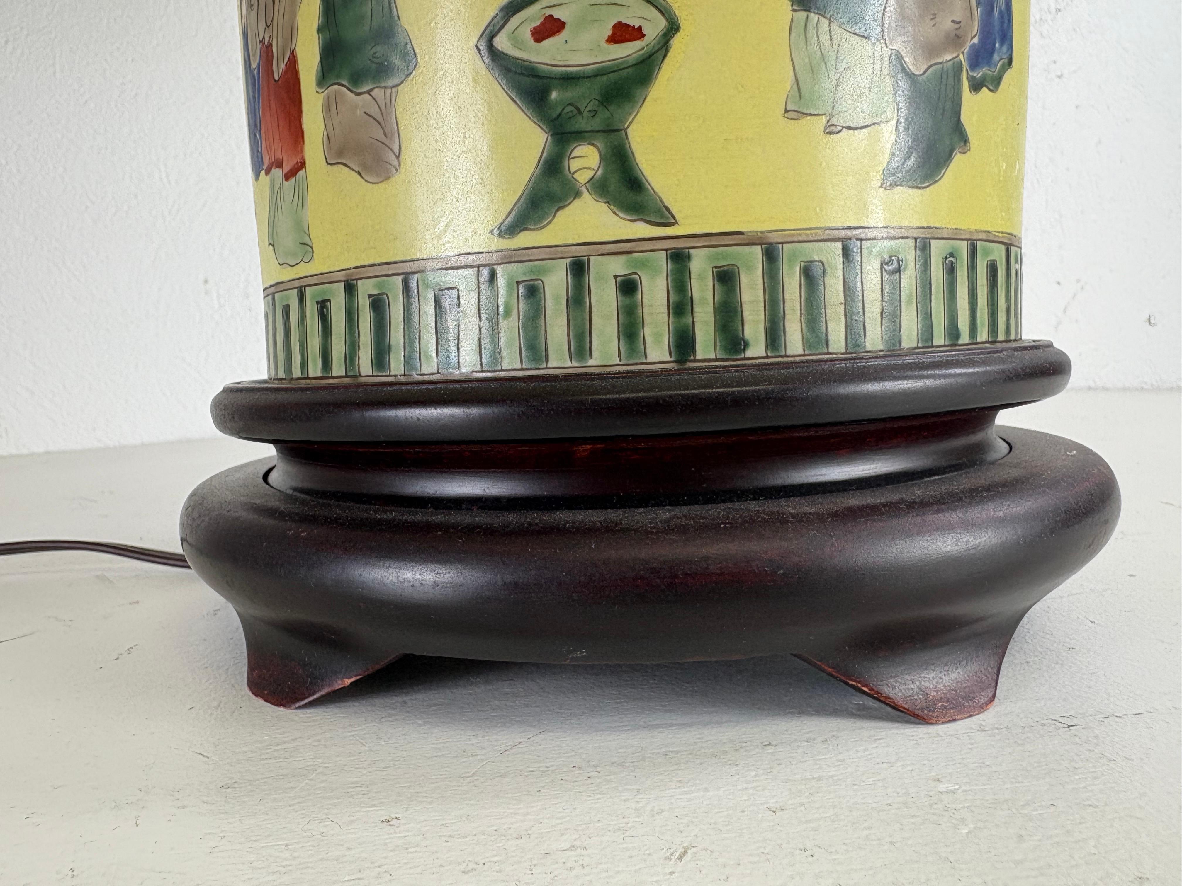 Elegant vintage hand painted chinoiserie pottery table lamp For Sale 5