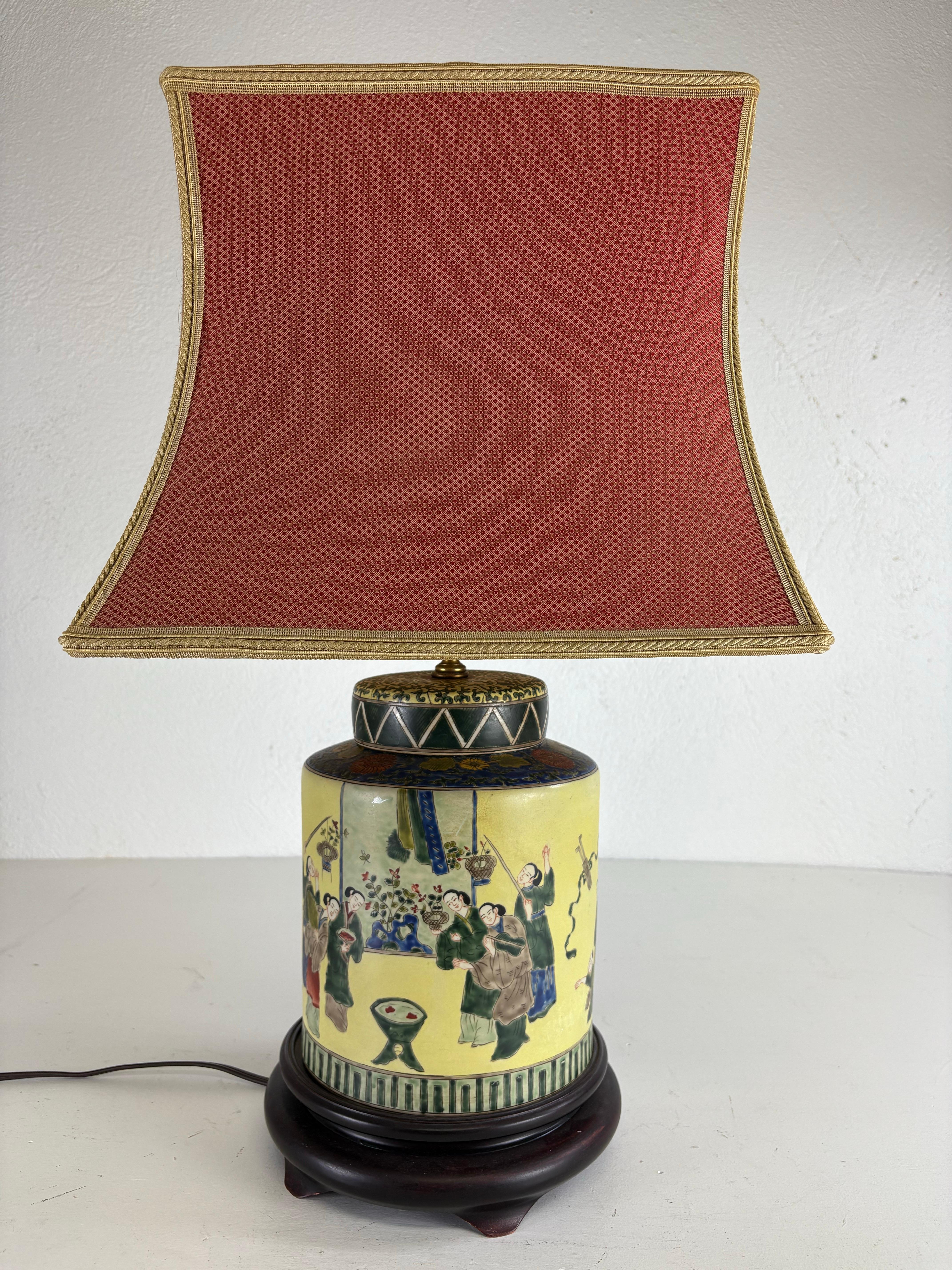 Elegant vintage hand painted chinoiserie pottery table lamp For Sale 7