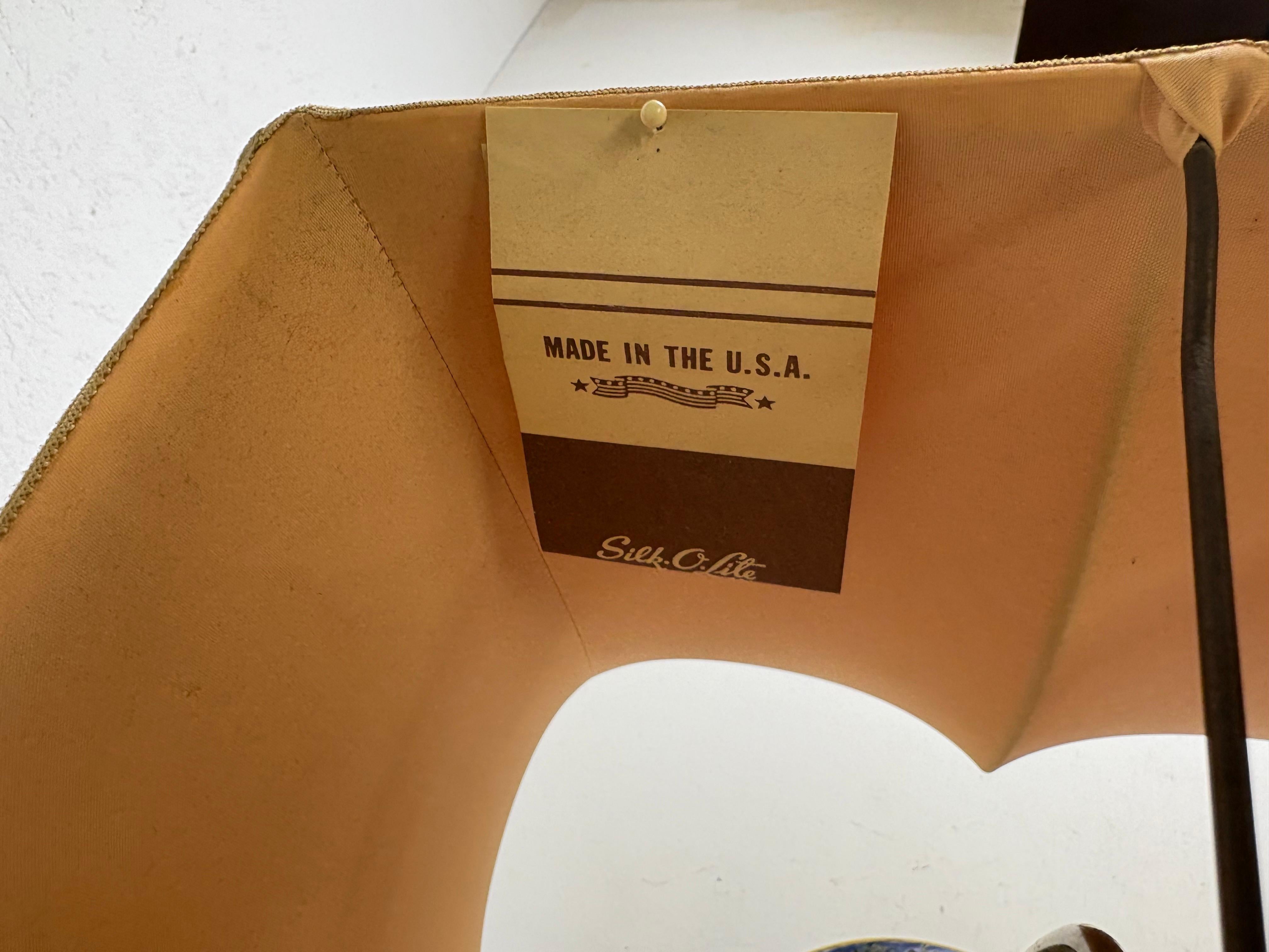 Elegant vintage hand painted chinoiserie pottery table lamp In Good Condition For Sale In Allentown, PA