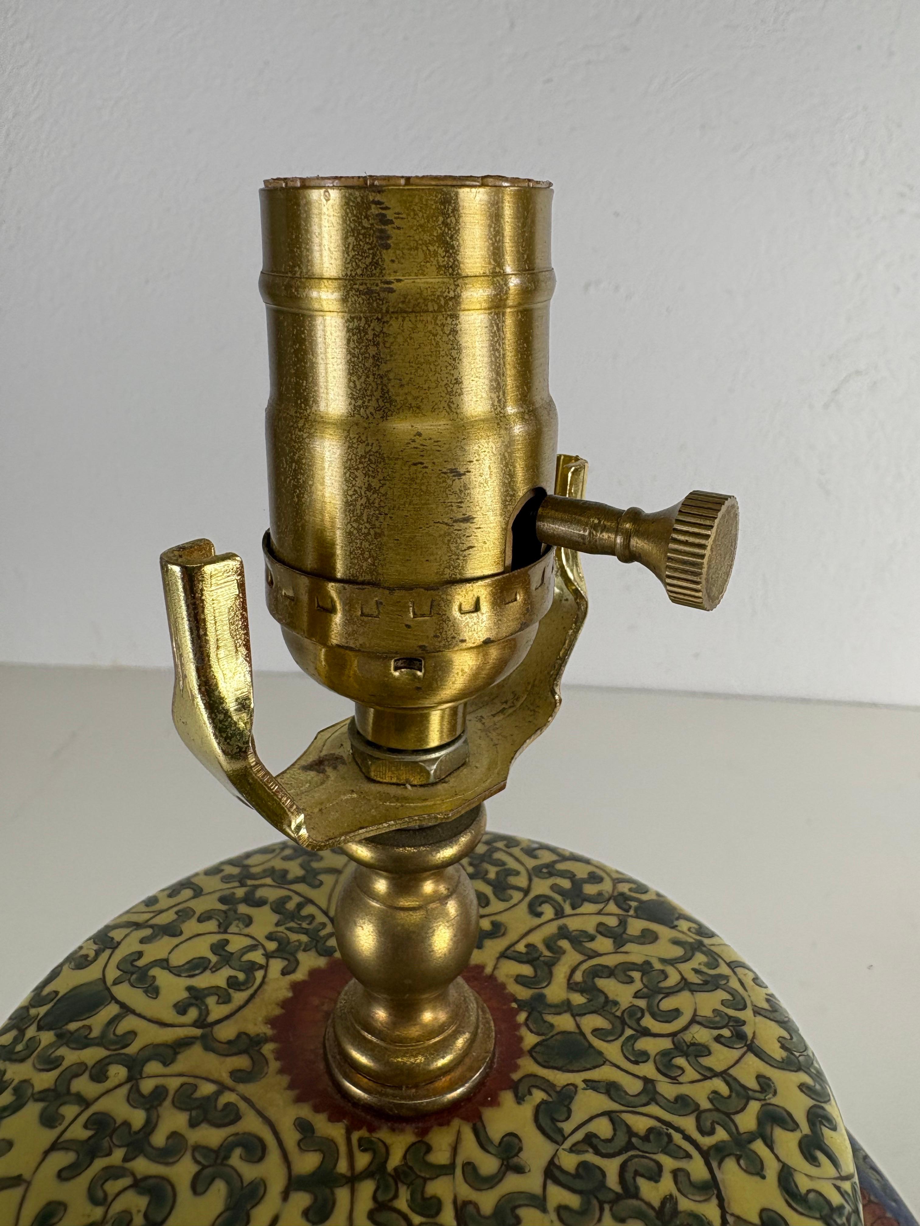 Pottery Elegant vintage hand painted chinoiserie pottery table lamp For Sale