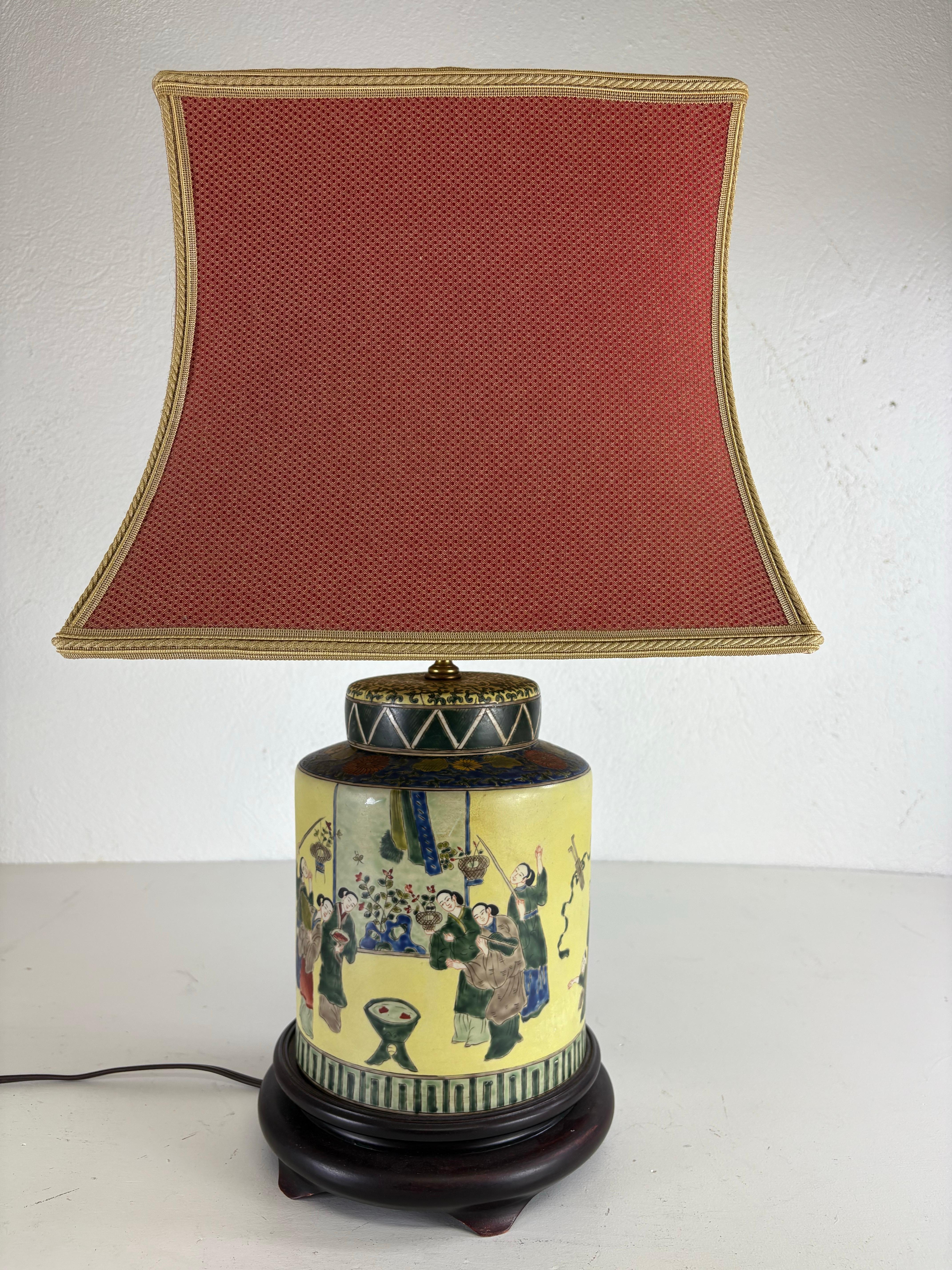 Elegant vintage hand painted chinoiserie pottery table lamp For Sale 1