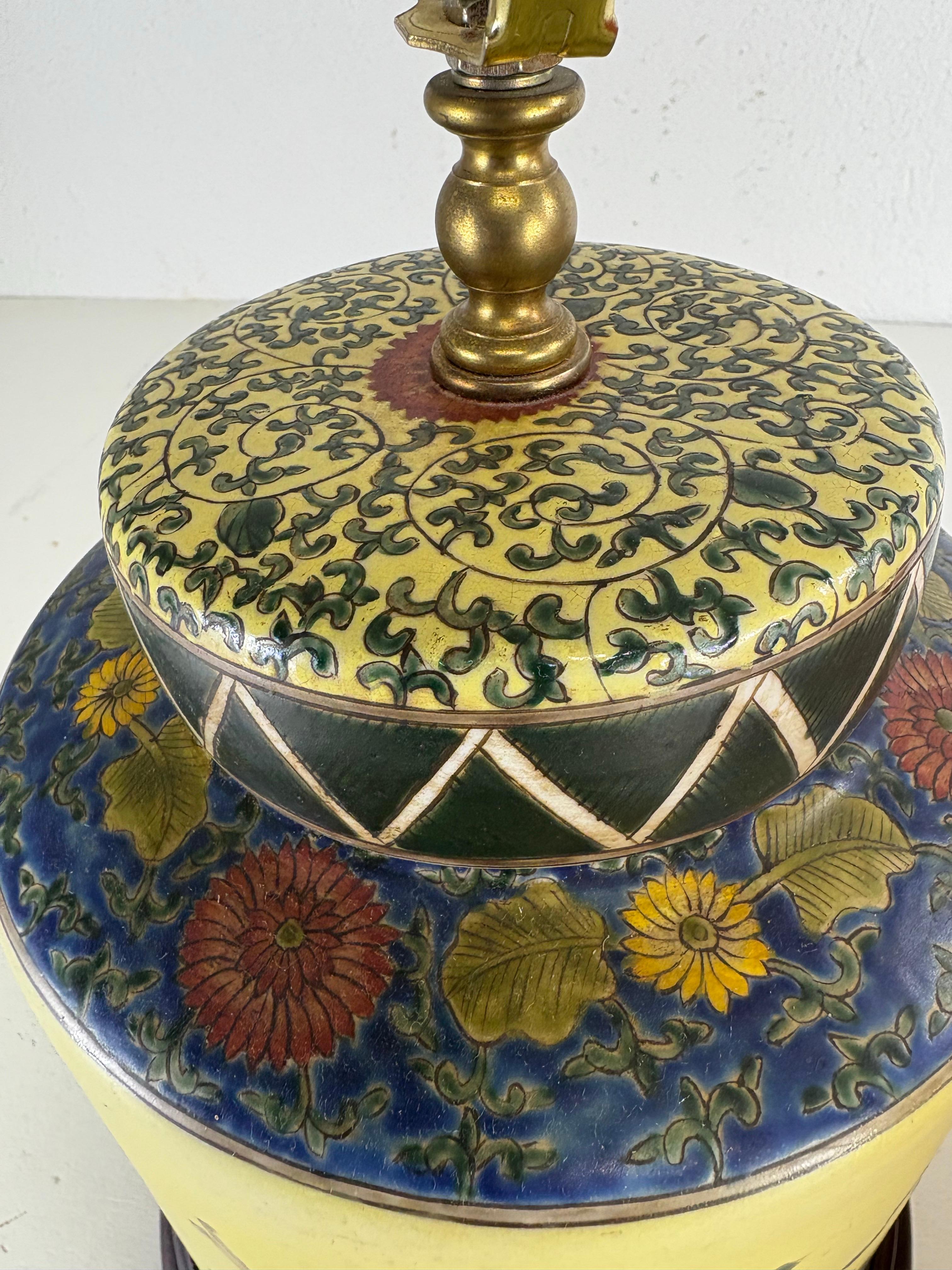 Elegant vintage hand painted chinoiserie pottery table lamp For Sale 2