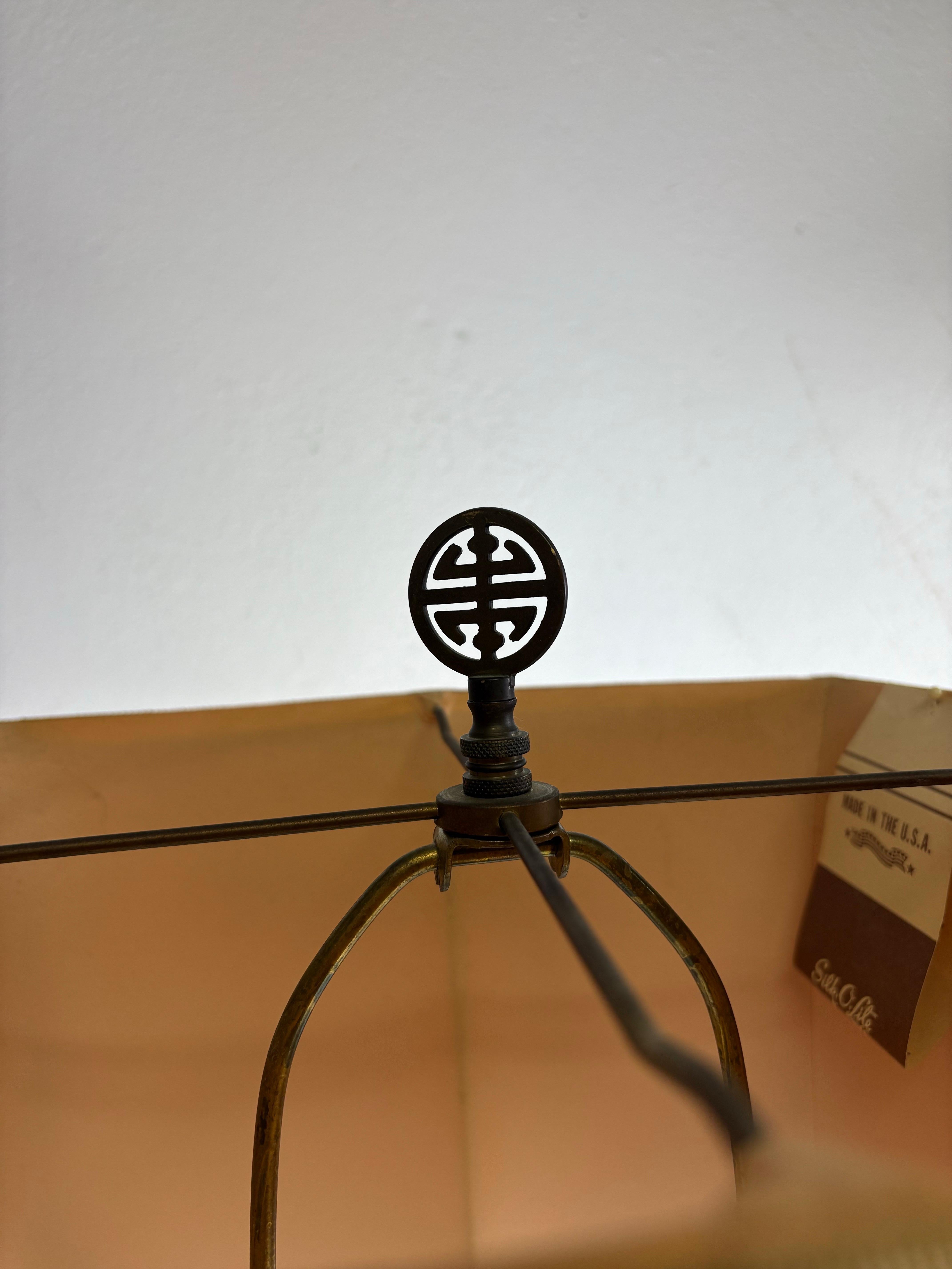 Elegant vintage hand painted chinoiserie pottery table lamp For Sale 3