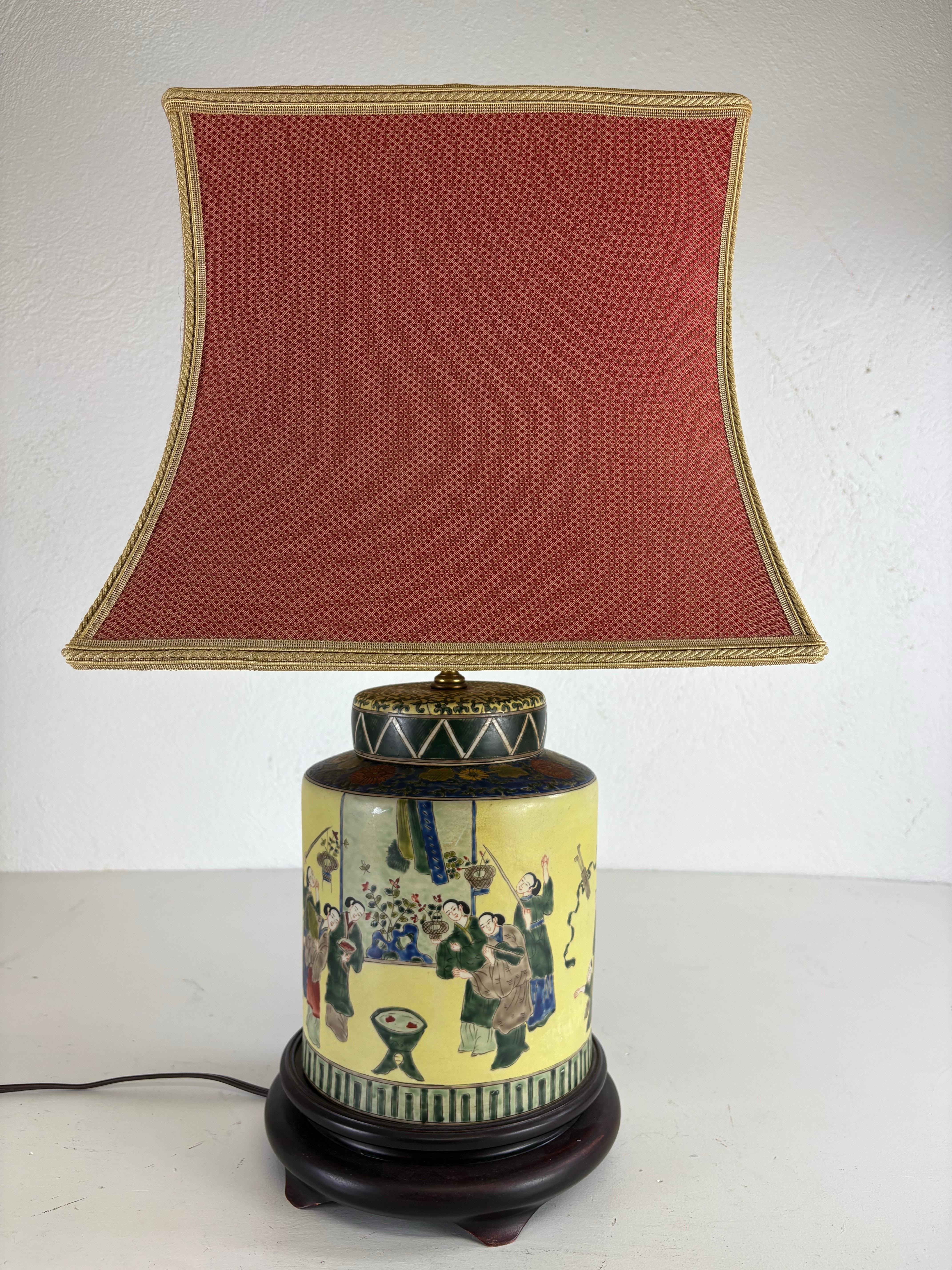 Elegant vintage hand painted chinoiserie pottery table lamp For Sale