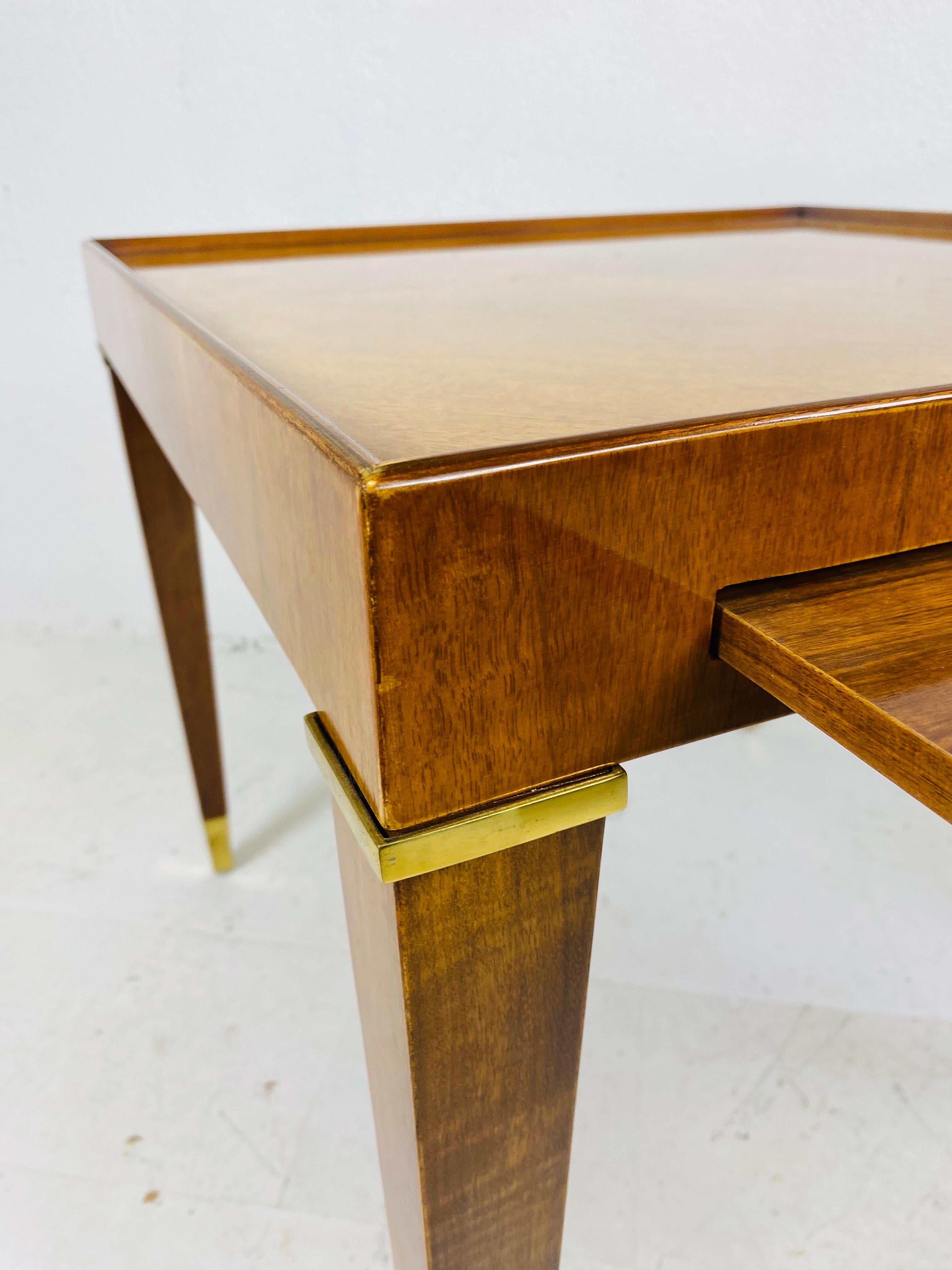 Elegante mesa auxiliar vintage Henredon de nogal en venta 2