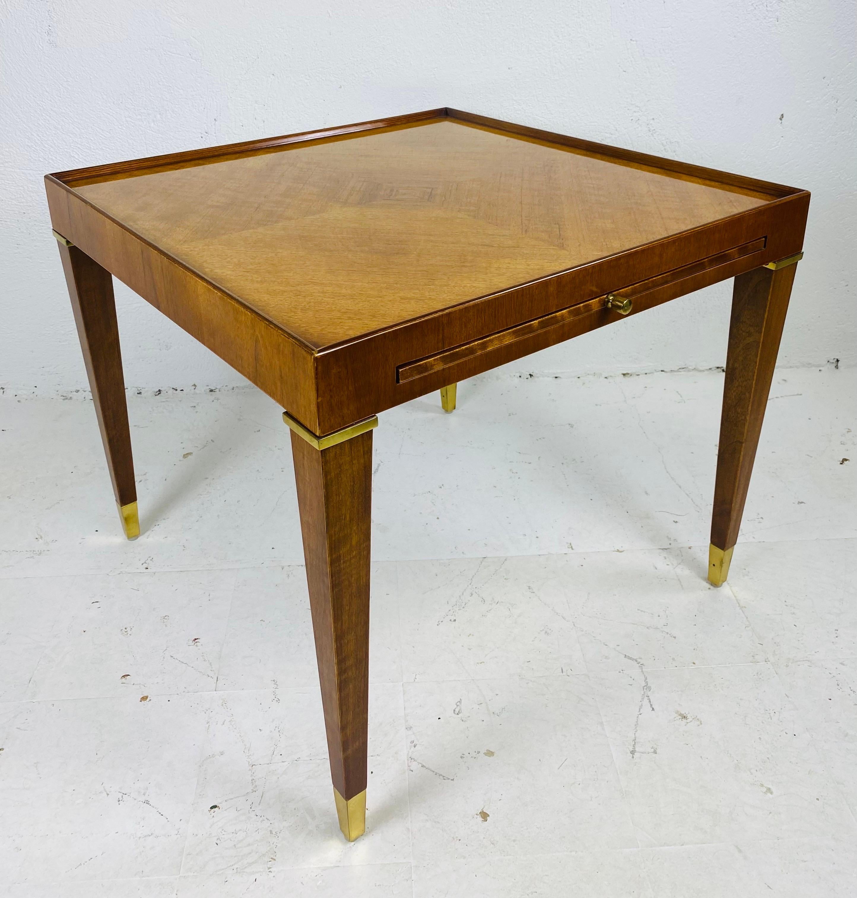 Elegante mesa auxiliar vintage Henredon de nogal en venta 4