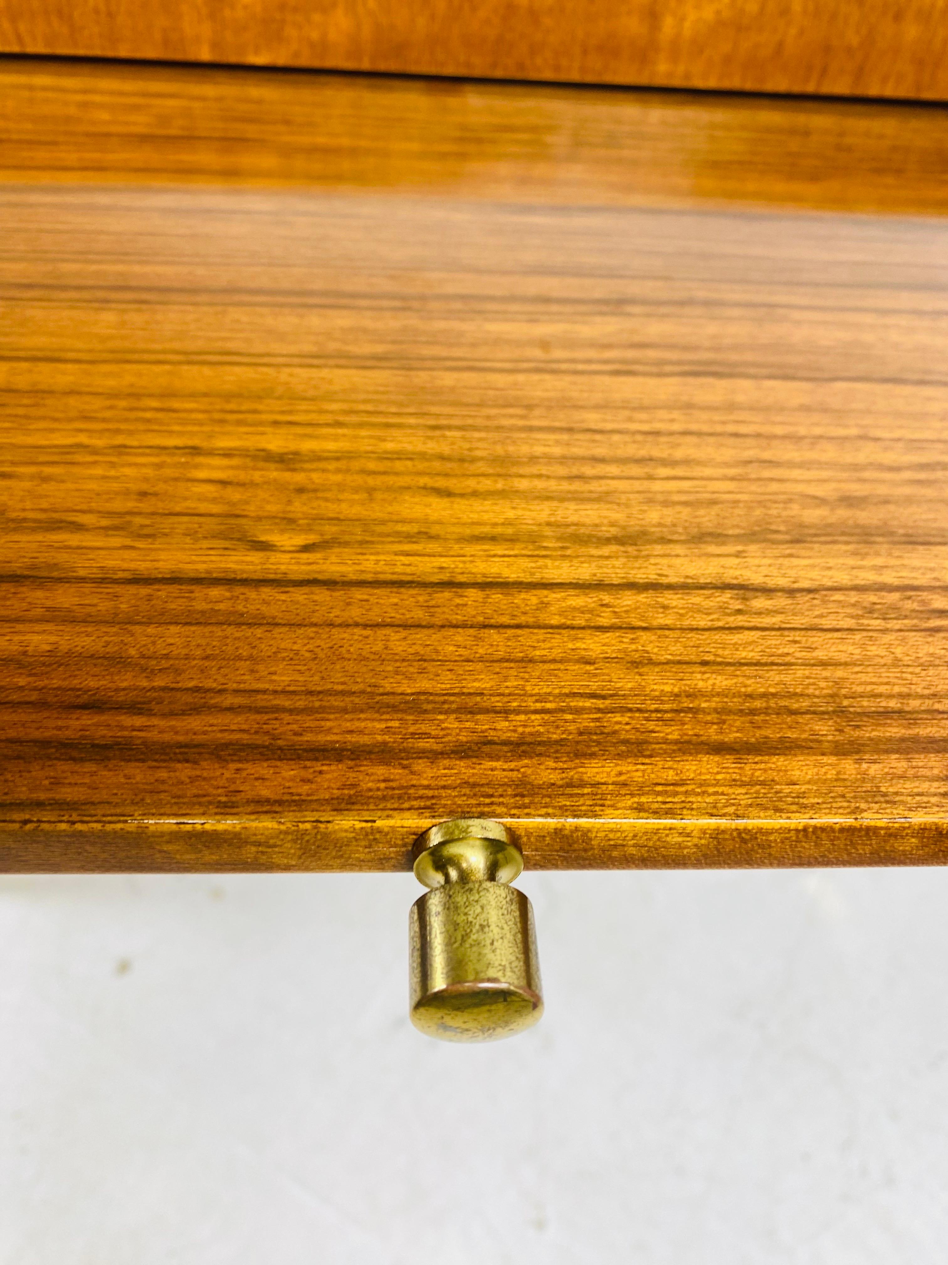 Elegante mesa auxiliar vintage Henredon de nogal clásico estadounidense en venta