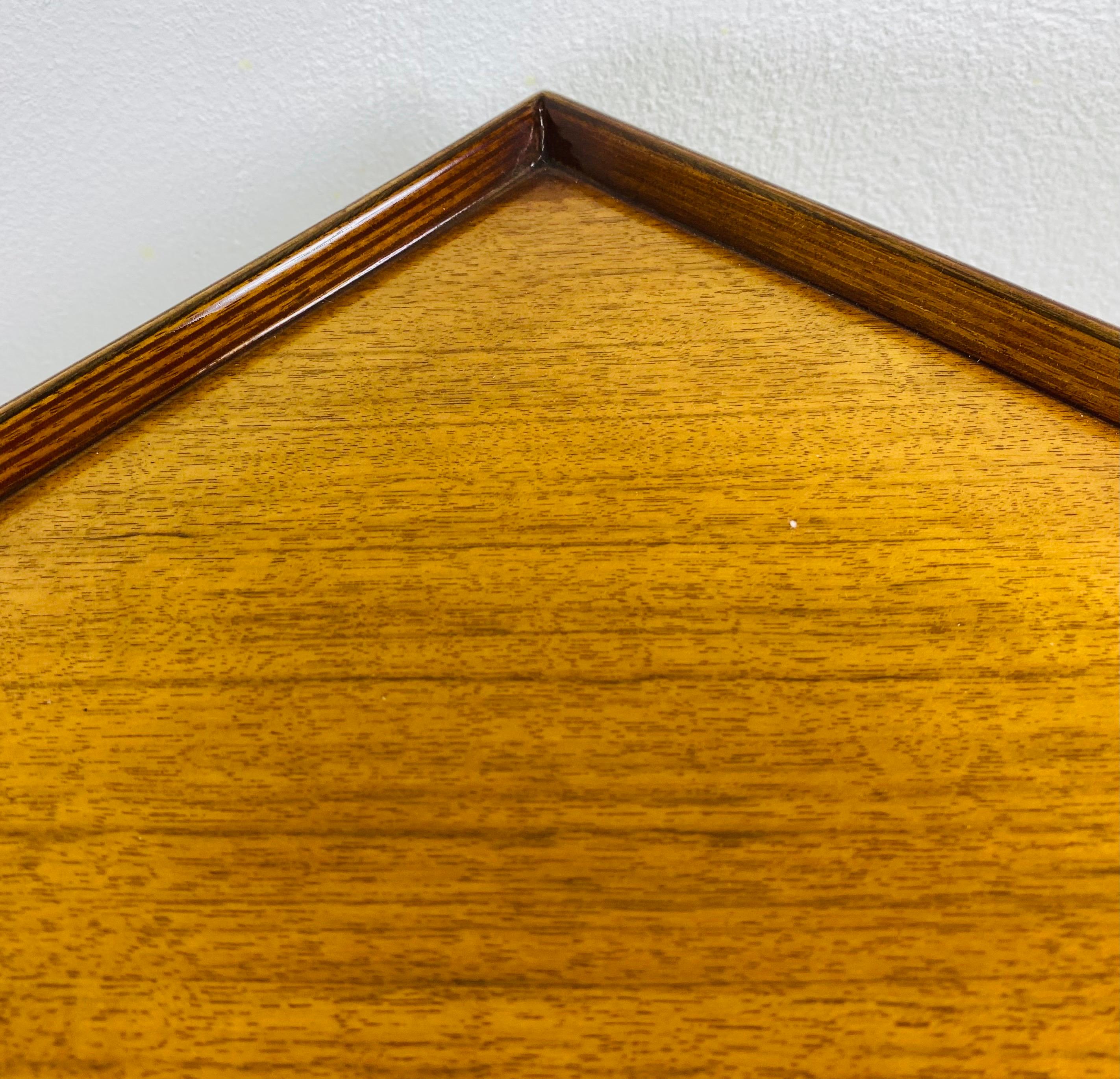 Elegante mesa auxiliar vintage Henredon de nogal Estadounidense en venta