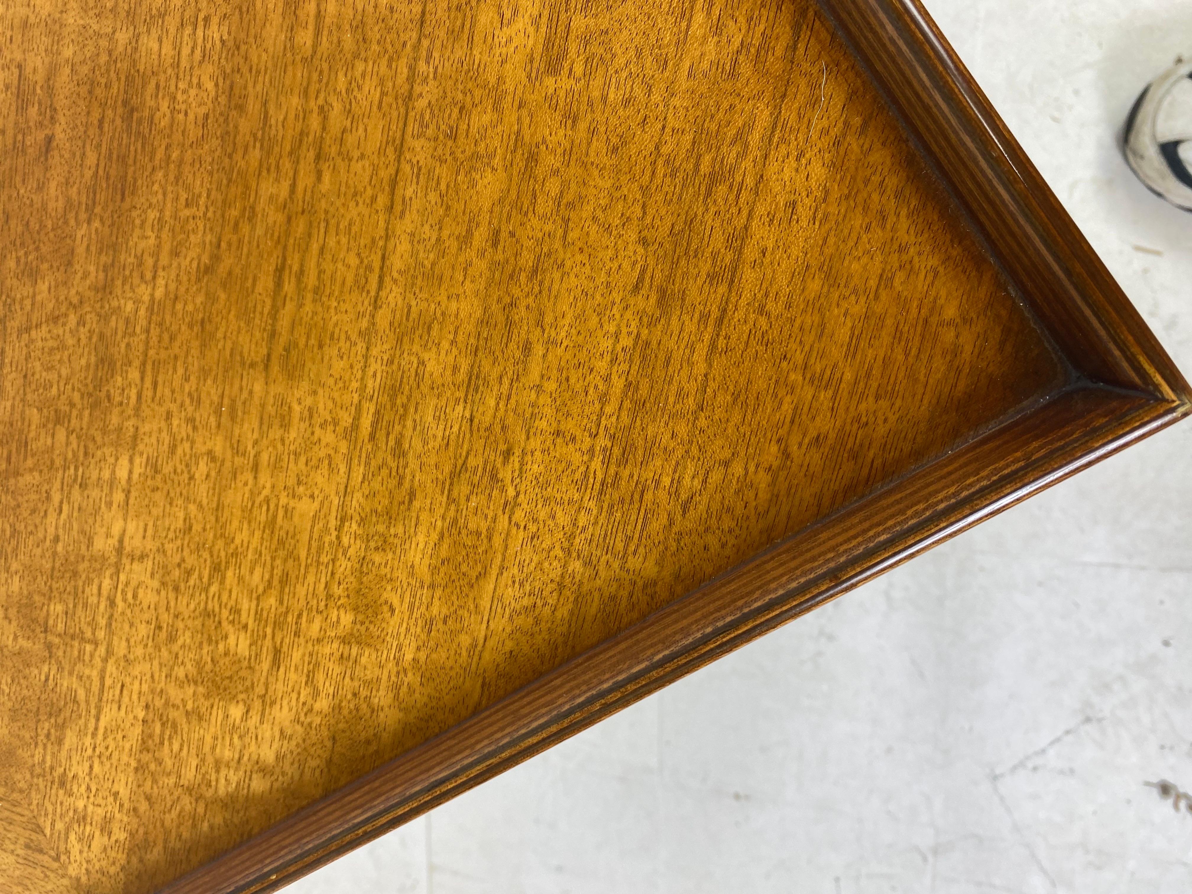 Elegante mesa auxiliar vintage Henredon de nogal Hecho a mano en venta