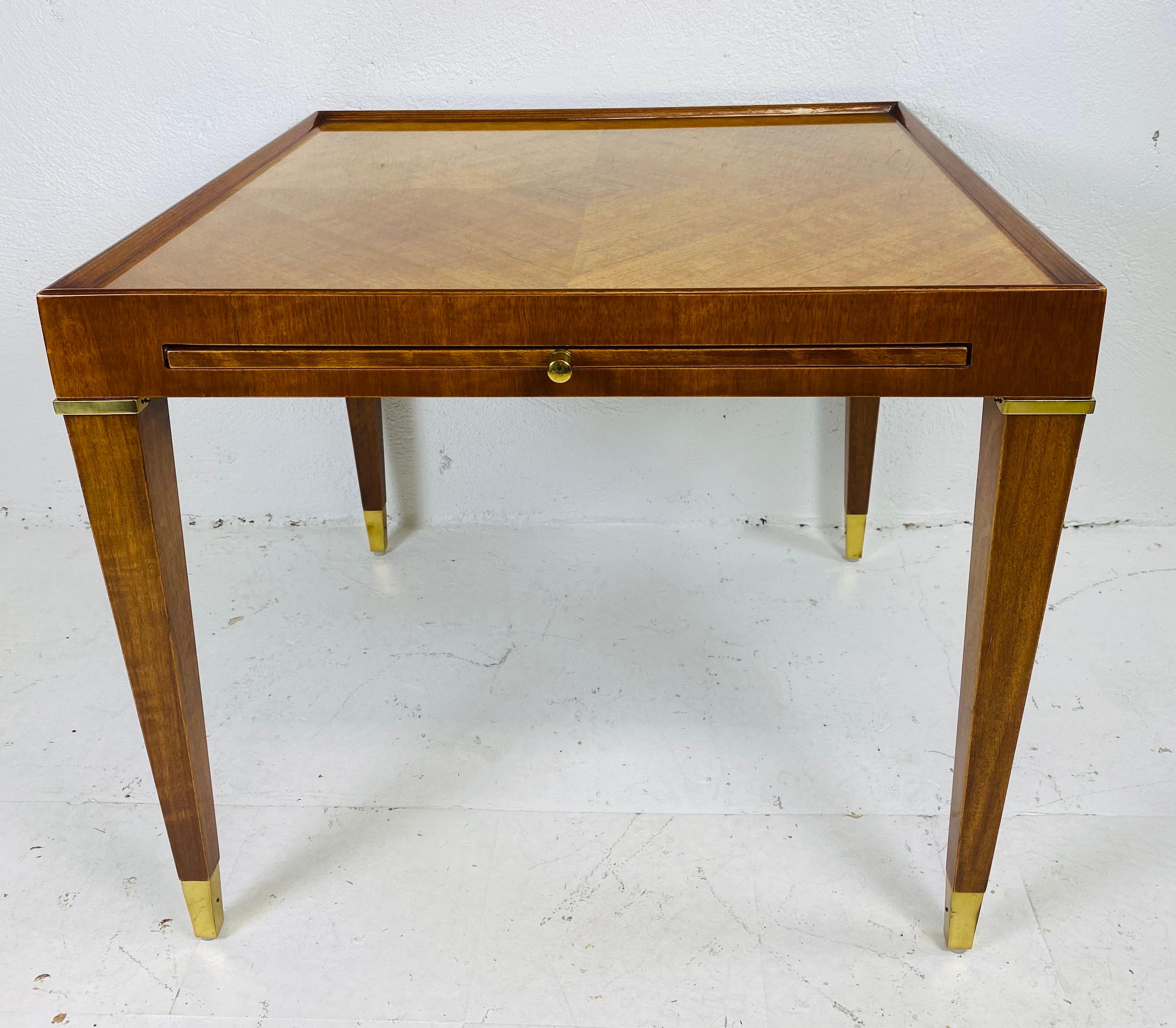 Elegante mesa auxiliar vintage Henredon de nogal en Bueno estado para la venta en Allentown, PA
