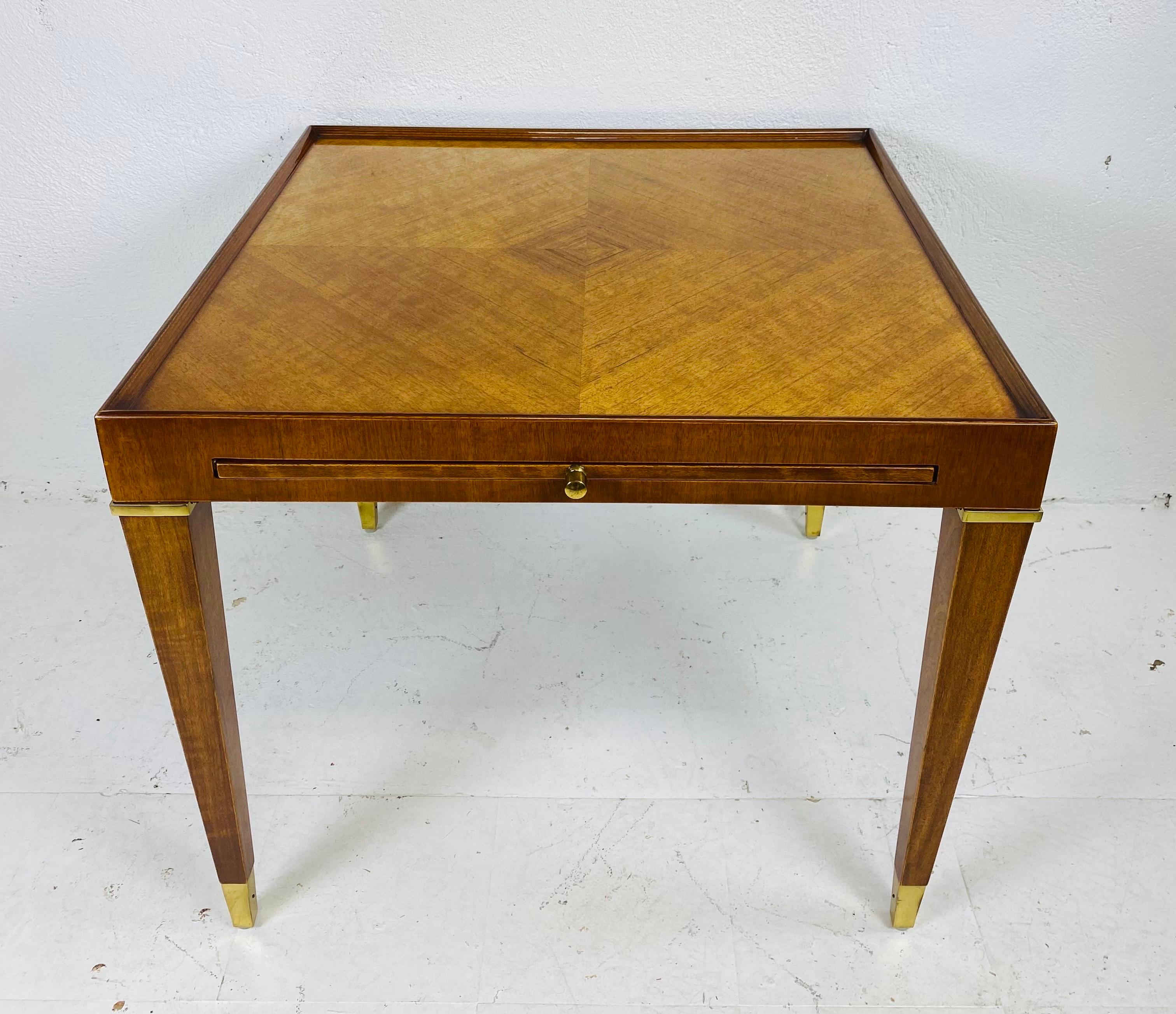 Elegante mesa auxiliar vintage Henredon de nogal finales del siglo XX en venta
