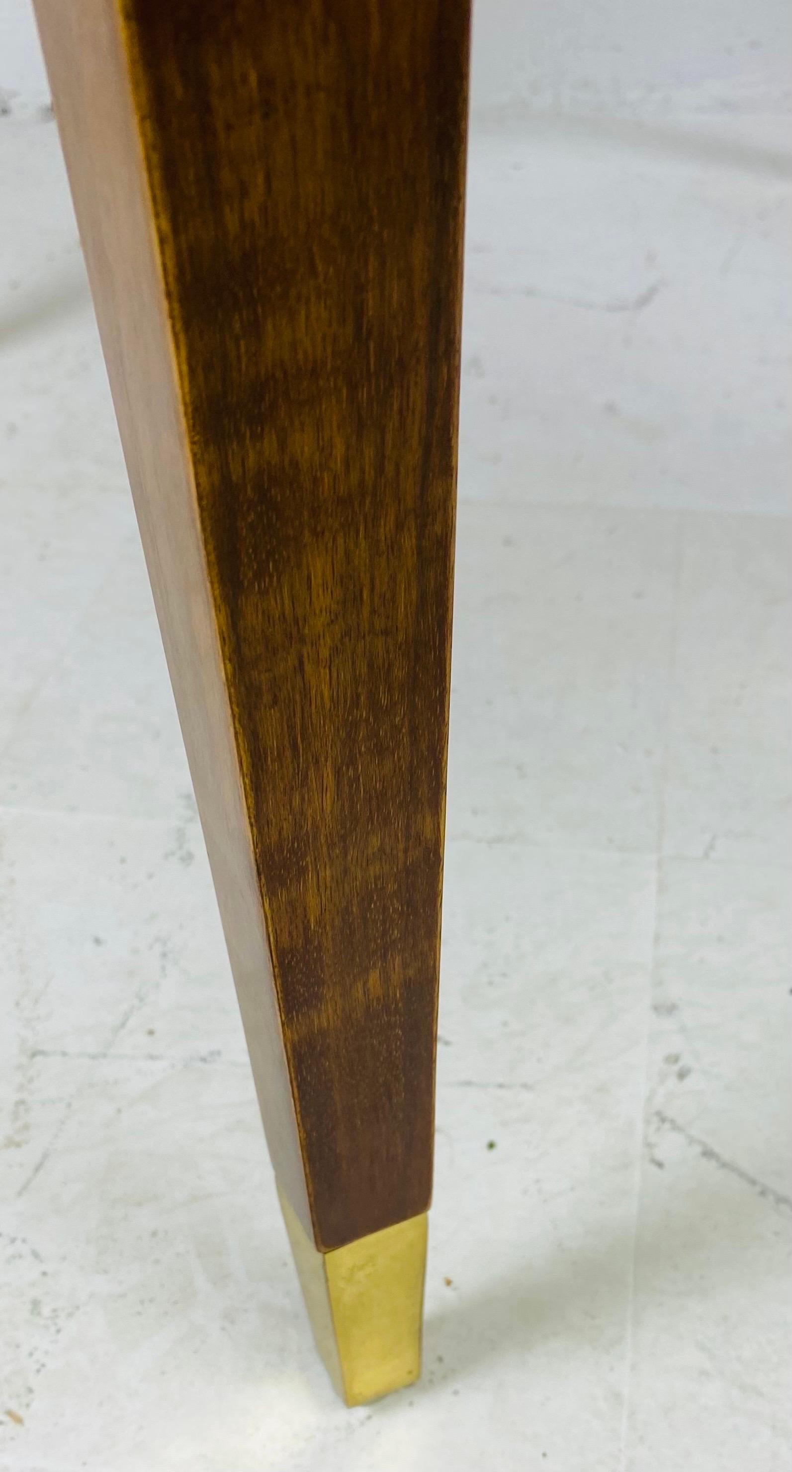 Elegante mesa auxiliar vintage Henredon de nogal Madera en venta