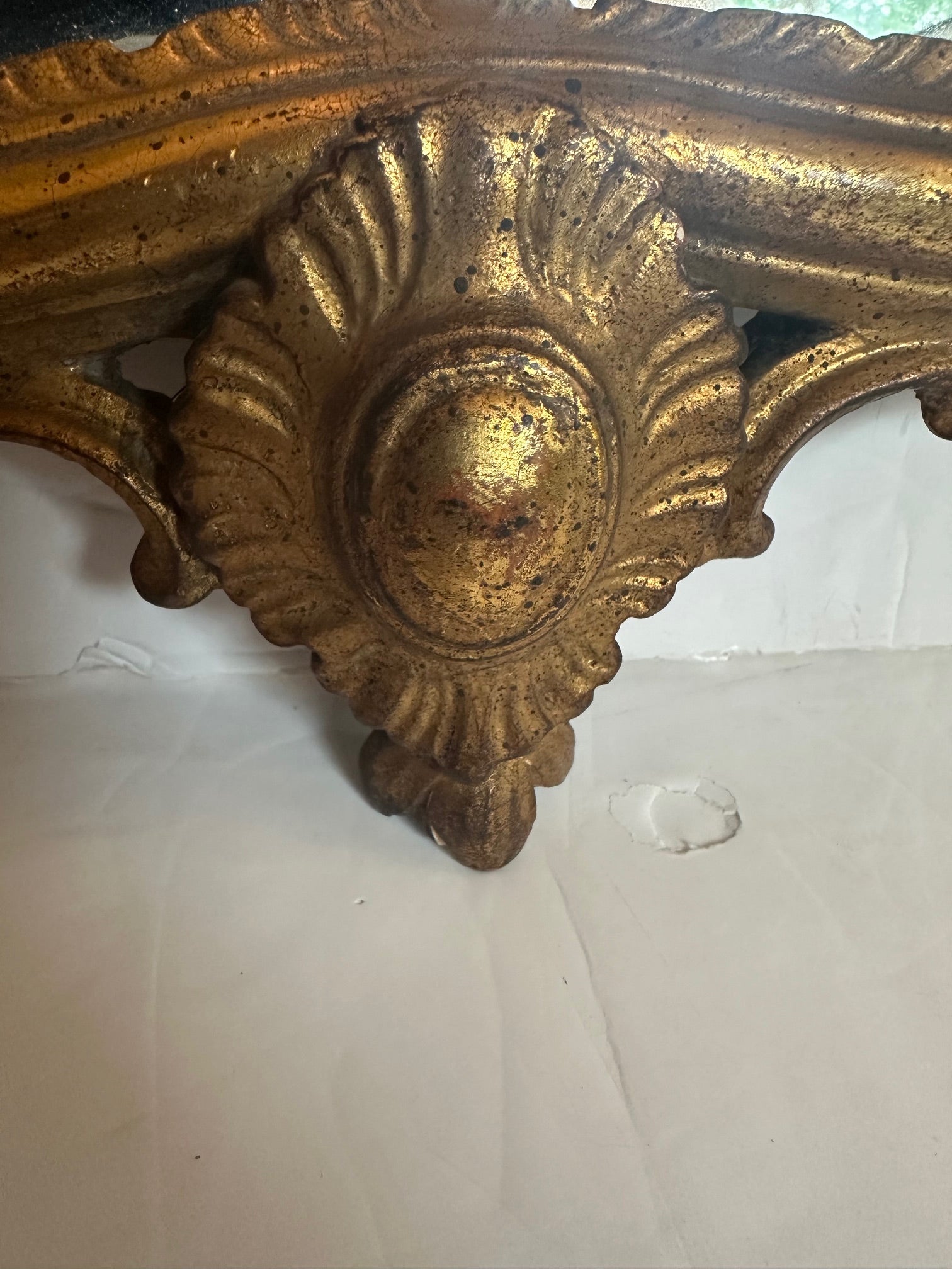 Joli miroir vertical étroit en bois doré de Borghese, Italie.