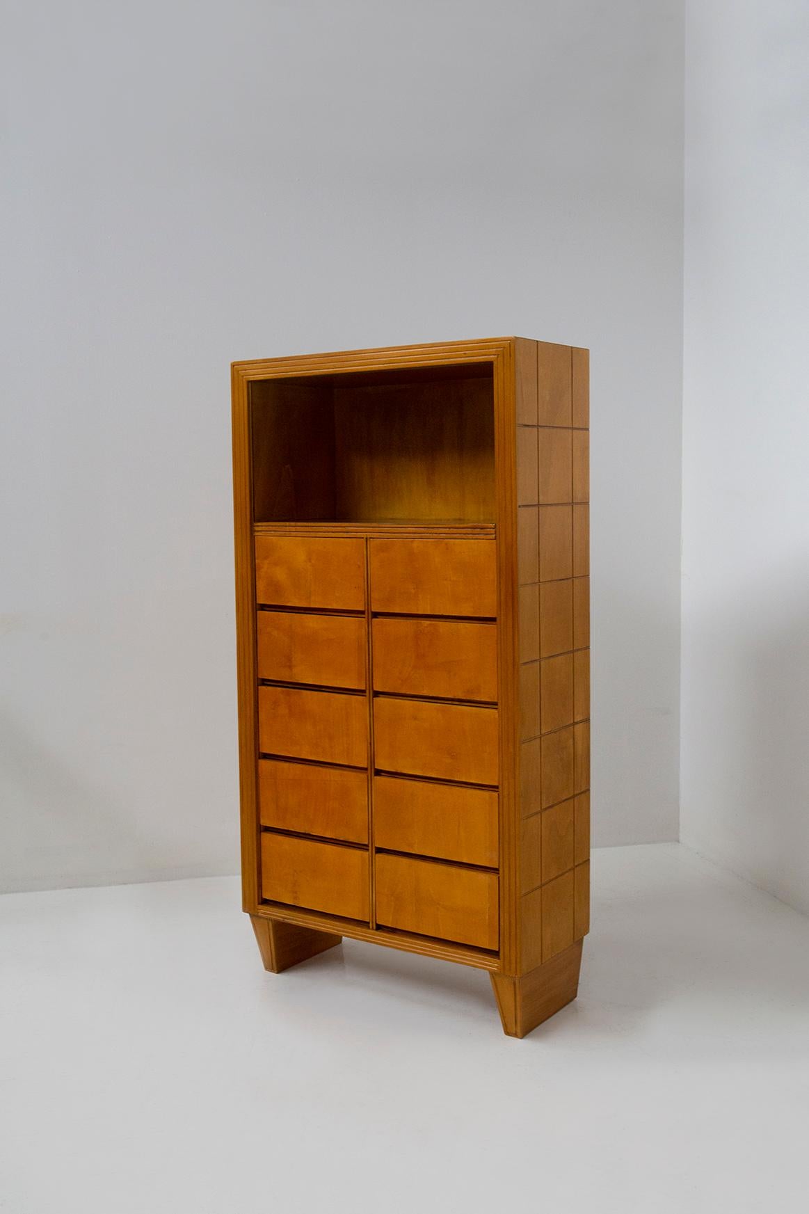 Mid-Century Modern Elegant vintage Italian cabinet Attr. a Paolo Buffa, great quality with drawers  For Sale