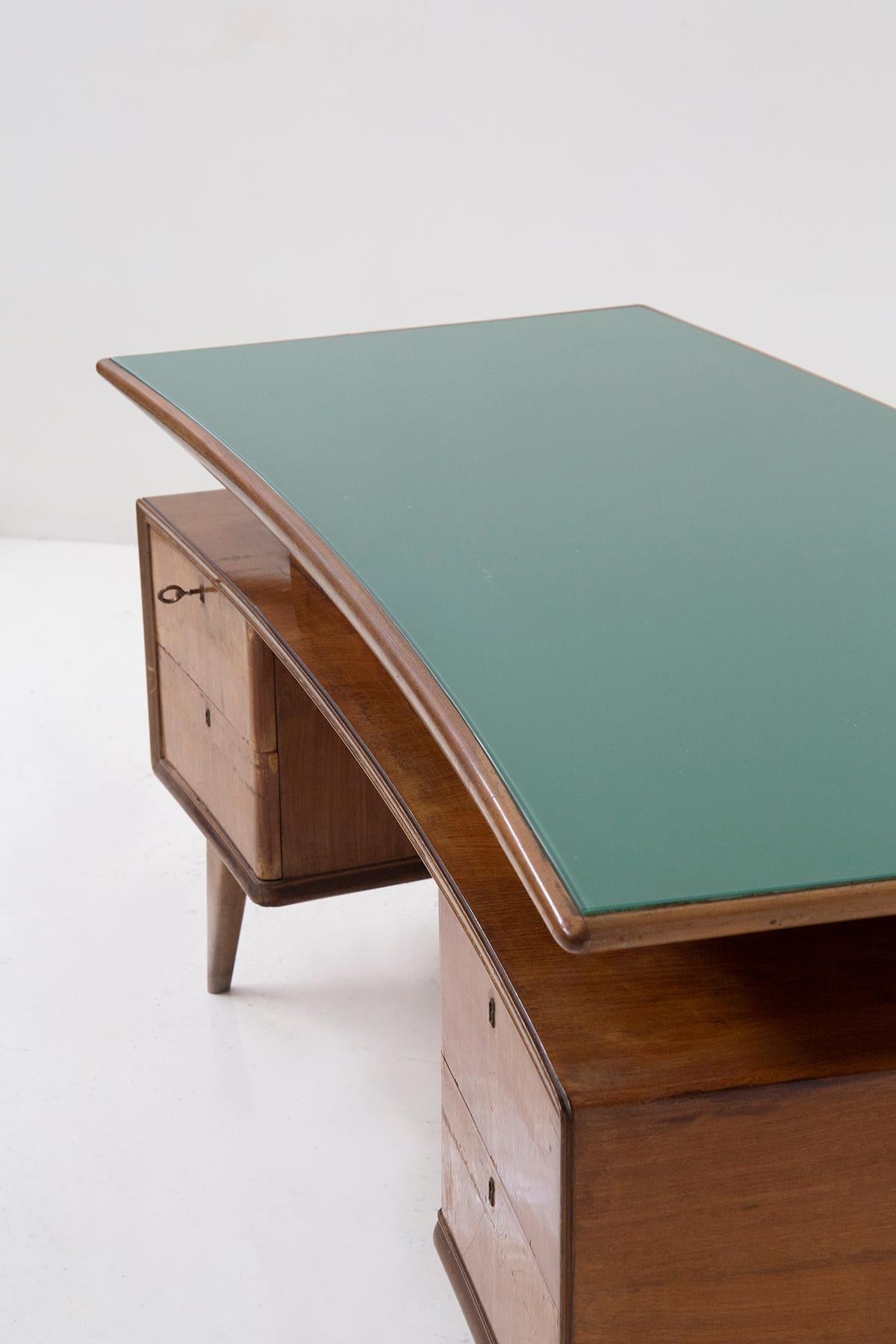 Elegante scrivania vintage italiana con vetro verde in vendita 4