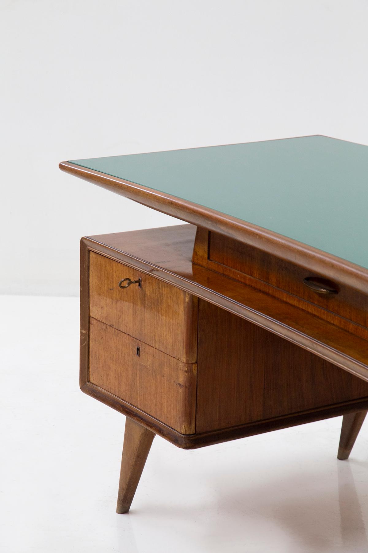 Elegant vintage Italian desk with green glass In Good Condition For Sale In Milano, IT
