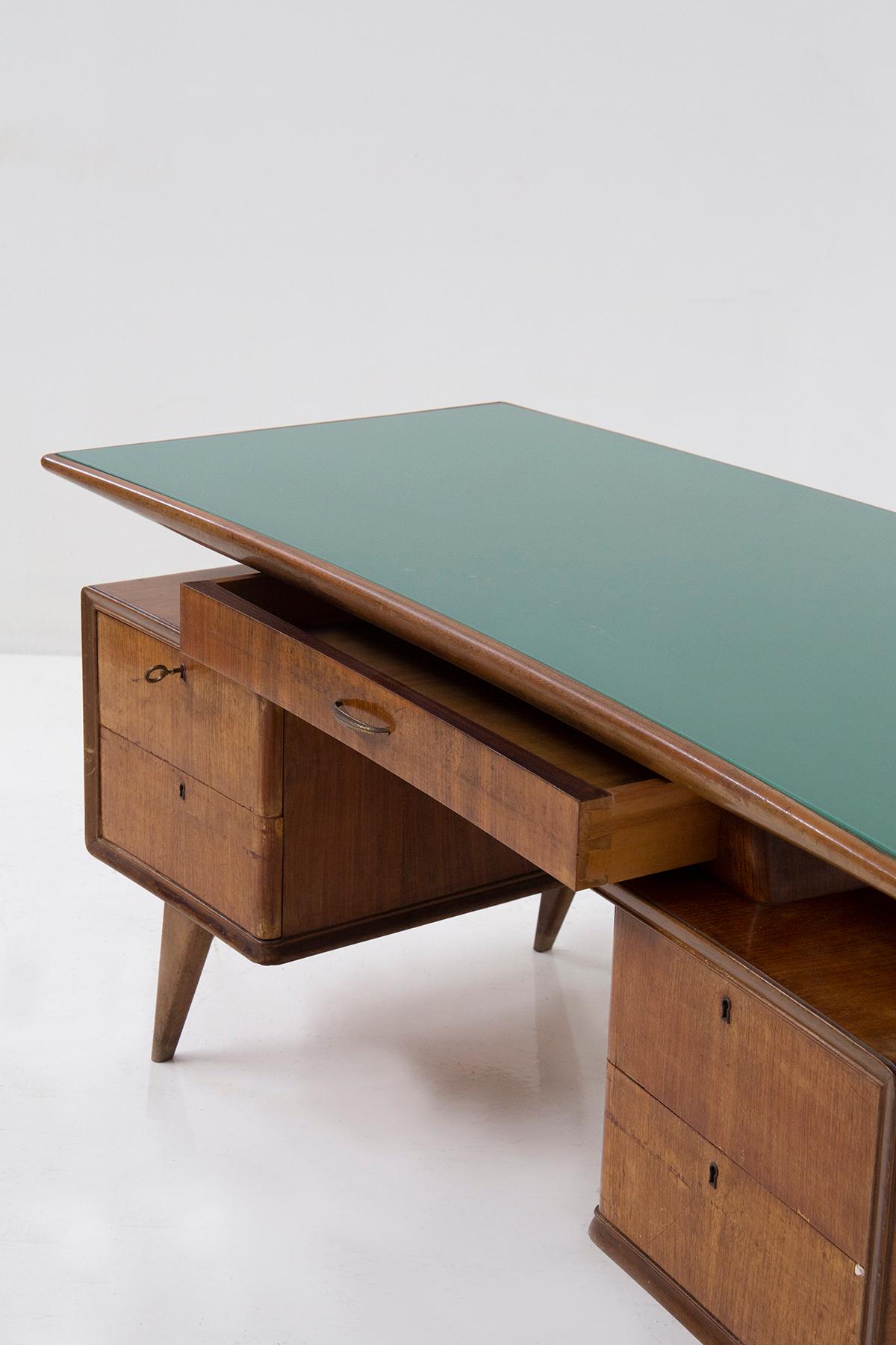 Ottone Elegante scrivania vintage italiana con vetro verde in vendita