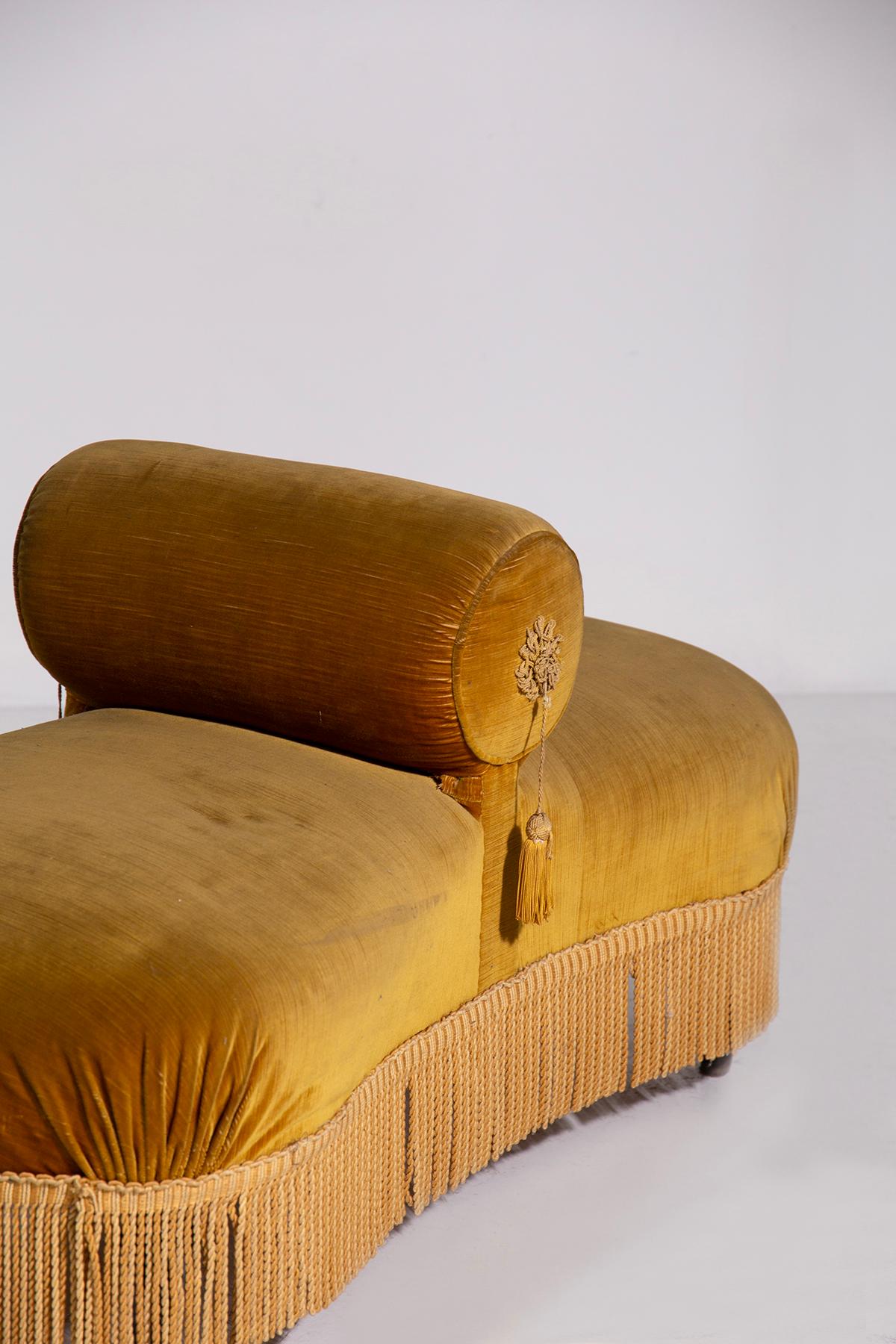 Elegant Vintage Italian velvet sofa little or bench In Good Condition In Milano, IT