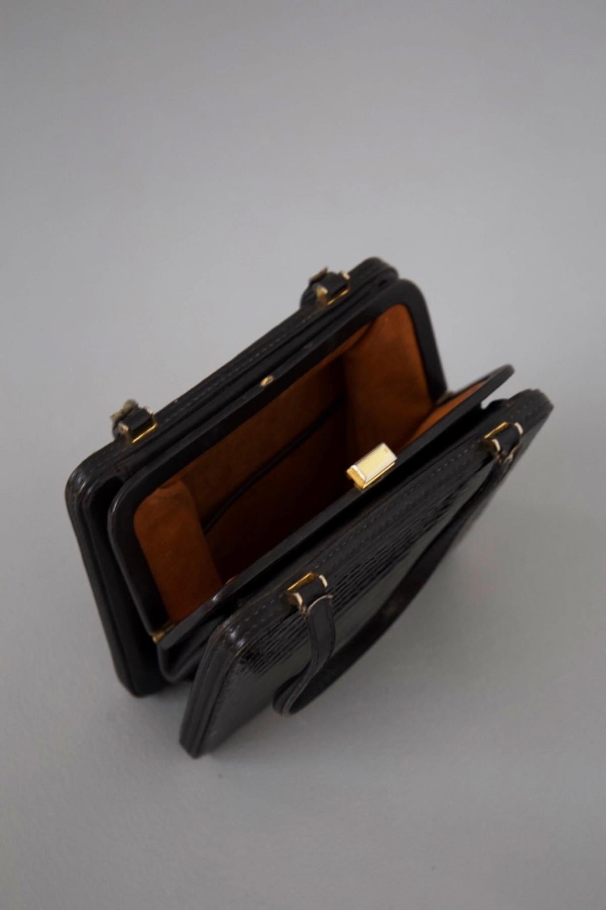 Elegant Vintage Leather Bag For Sale 3