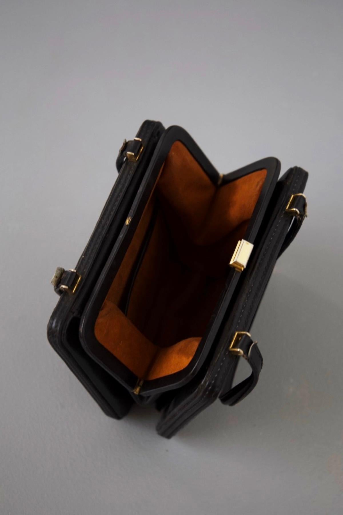 Elegant Vintage Leather Bag For Sale 4