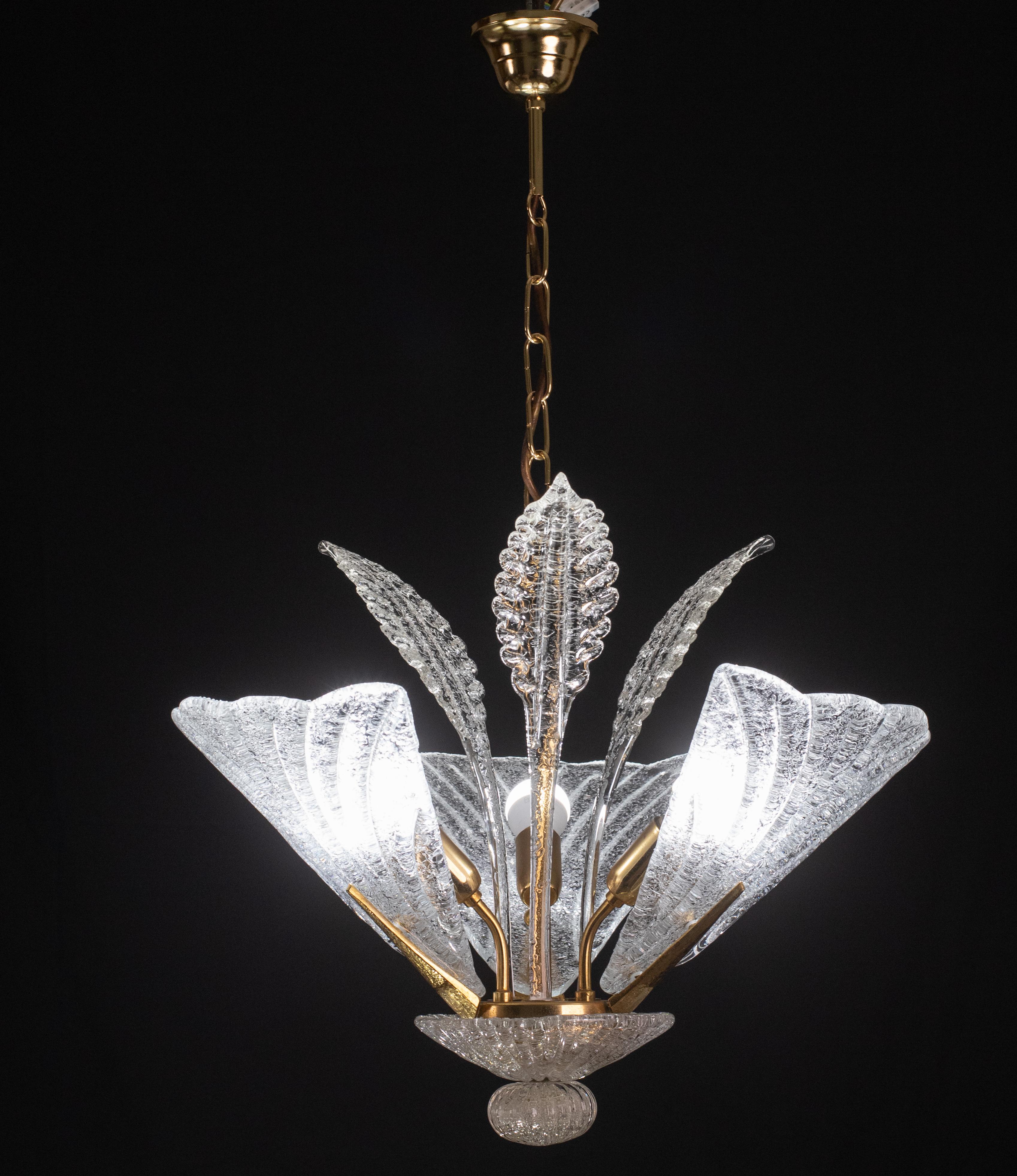 Delightful Murano chandelier in the style of Franco Luce.

The chandelier consists of three large transparent leaves and three leaves on the top of the structure.

The structure is in gold bath.

The chain has been replaced.

The chandelier with