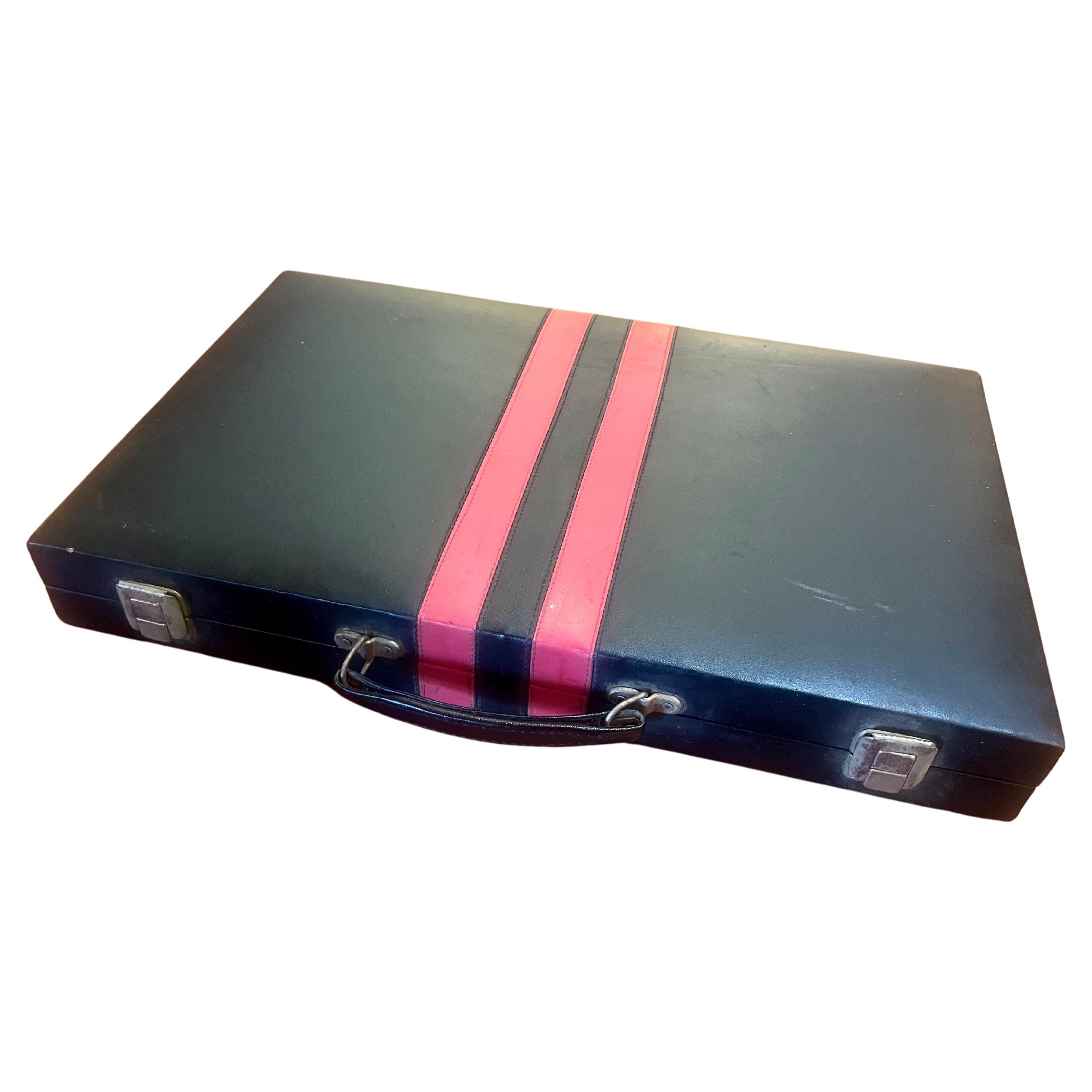 Backgammon-Set aus den 1970er Jahren. Umhüllt von einem Plissee im Gucci-Stil erinnert dieses Stück mit seinen Designer-Linien und seiner High-End-Haltung an Gucci. Die dezenten, klassischen Farben mit ausgeprägtem und interessantem Designermuster
