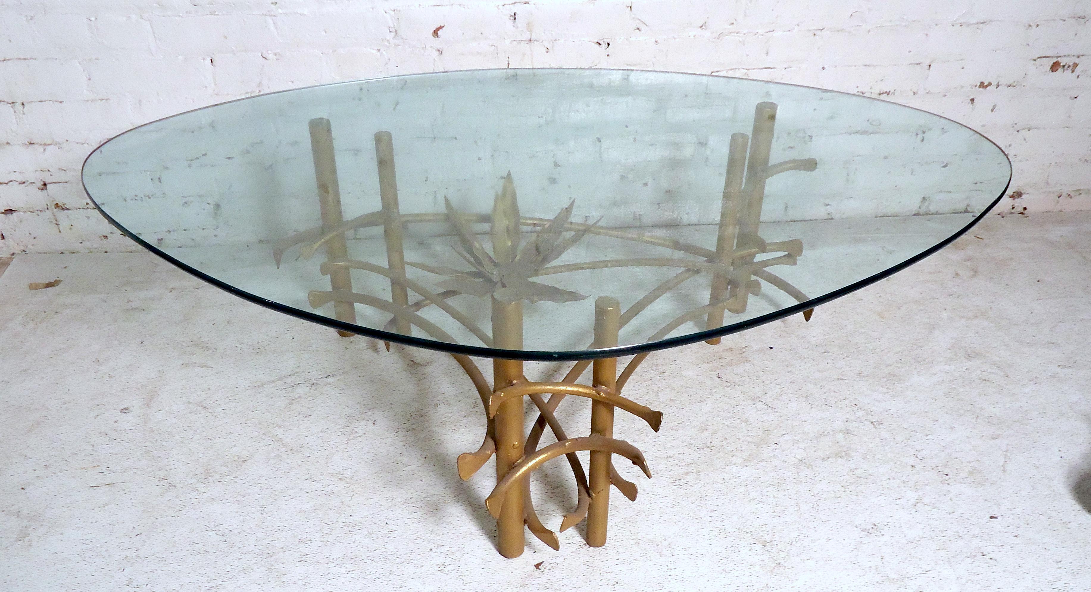 Mid-Century Modern Elegant Vintage Modern Coffee Table For Sale