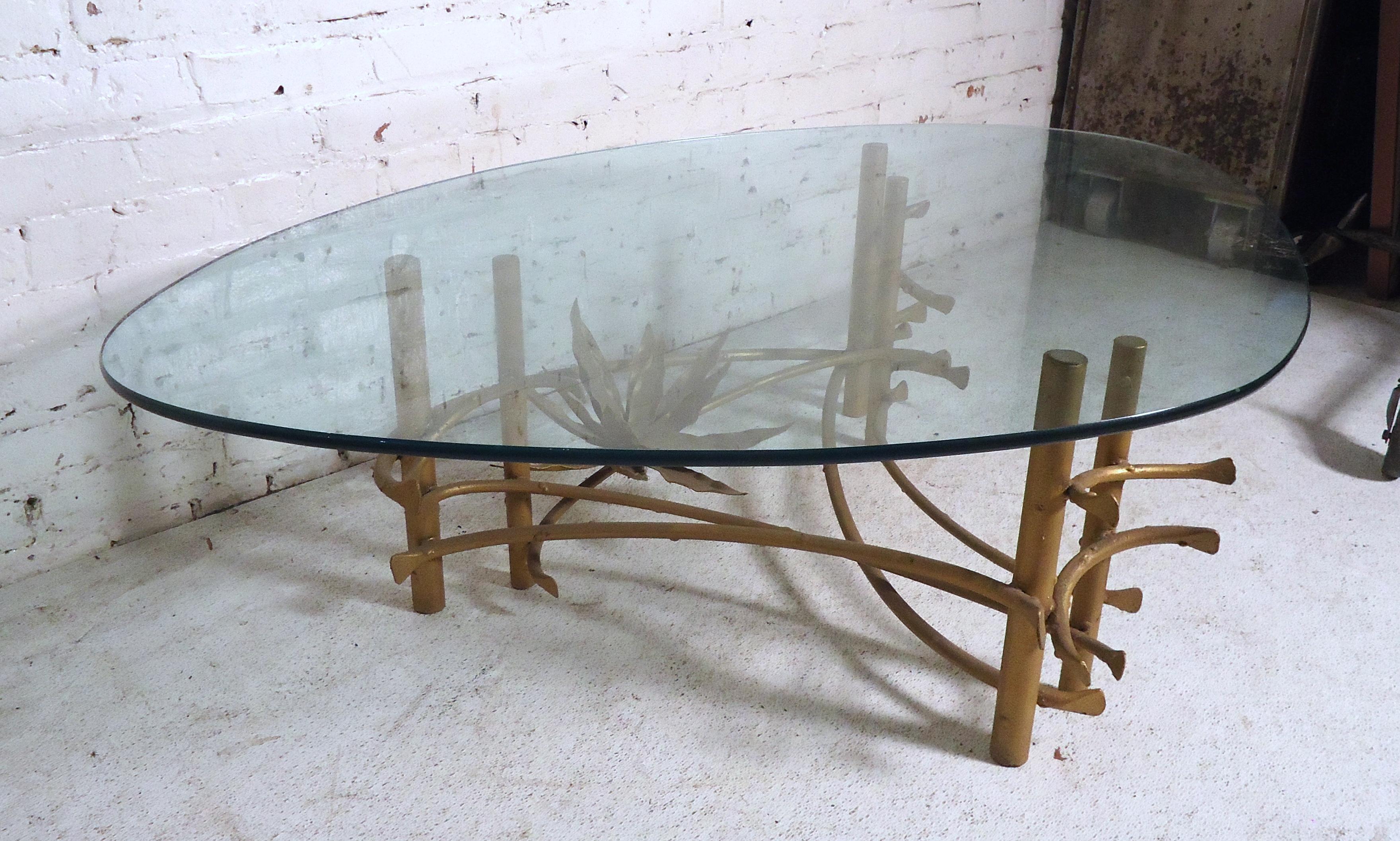Mid-20th Century Elegant Vintage Modern Coffee Table For Sale