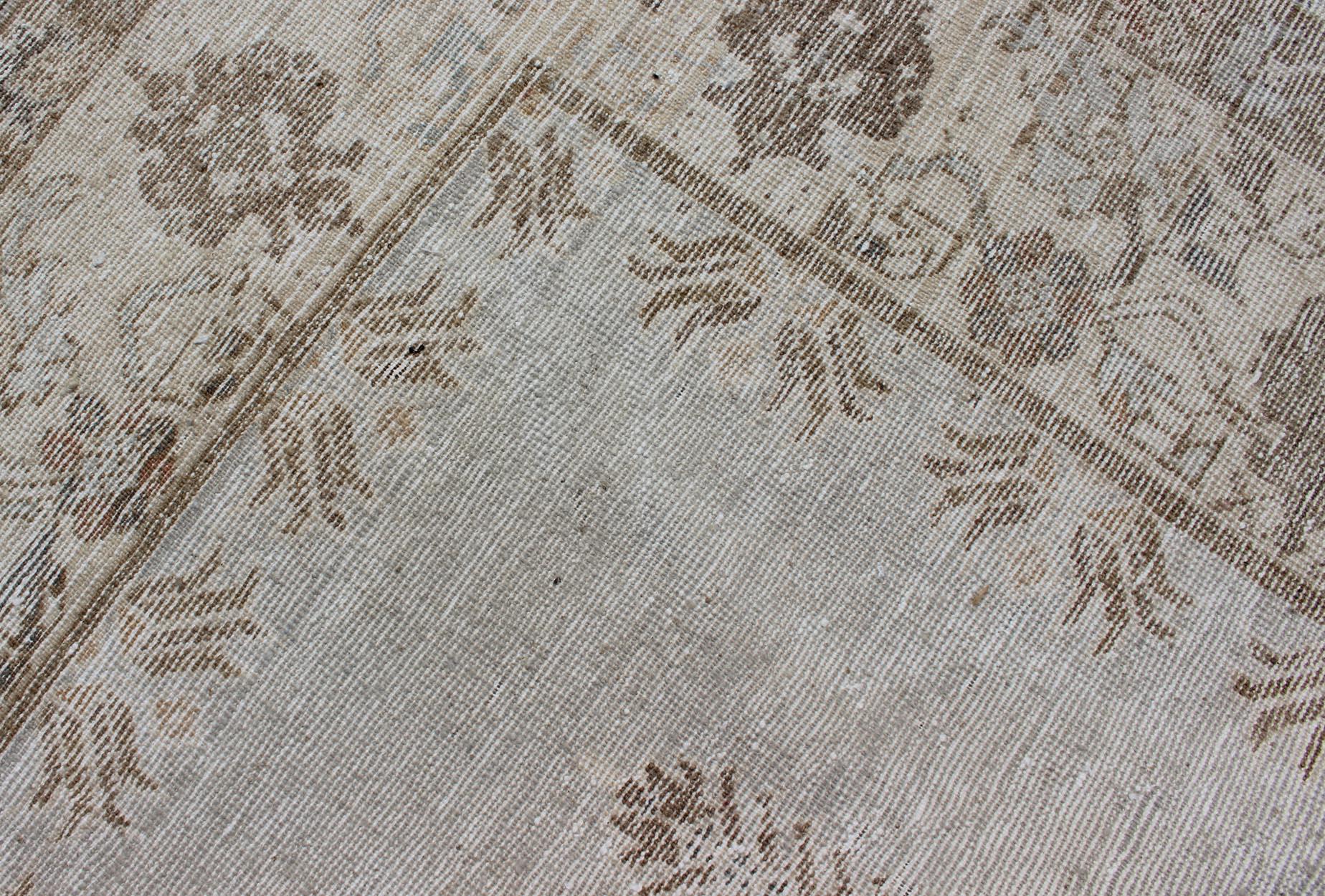 Alfombra Marroquí Vintage Anudada a Mano en Azul Pálido, Topo y Marrón Claro en venta 4