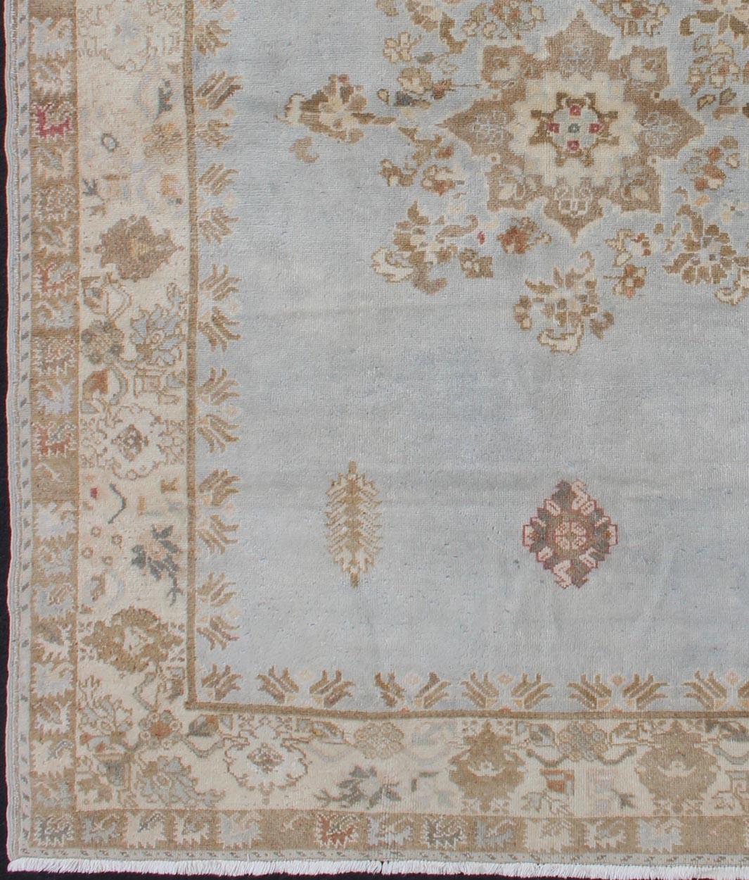 Eleganter marokkanischer Vintage-Teppich in Blassblau, Taupe und Hellbraun
Marokkanischer Teppich mit zentralem Medaillonmuster, Keivan Woven Arts /rug #13-0605 , Herkunftsland / Typ: Marokko / Stammesmuster, um 1960

Maße: 5'8 x 8'3

Dieser