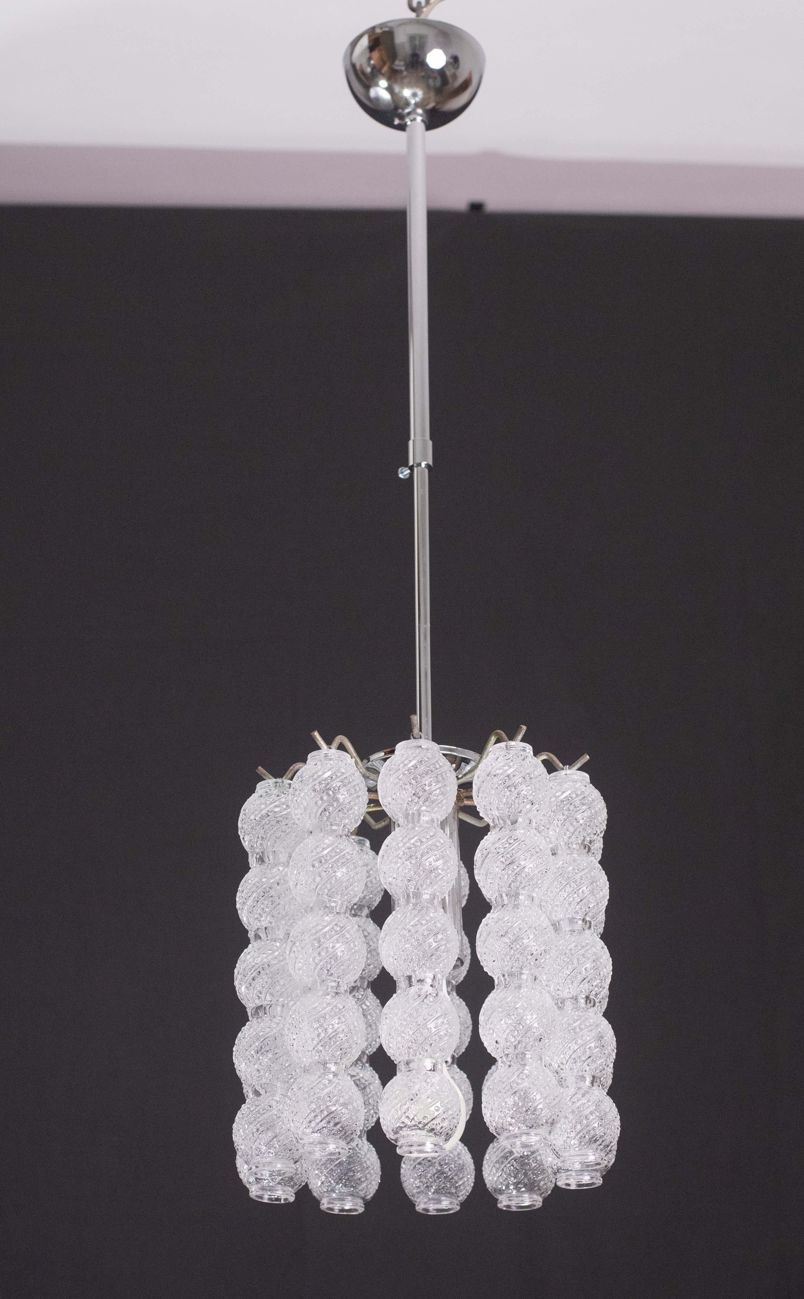 Elegant lustre Murano avec 10 pièces de verre d'un design unique.

Période de conception : 1970

1 lumière, possibilité de câblage pour l'Usa.

La tige du cadre peut s'abaisser et la lumière peut être de 60 ou 80 centimètres.