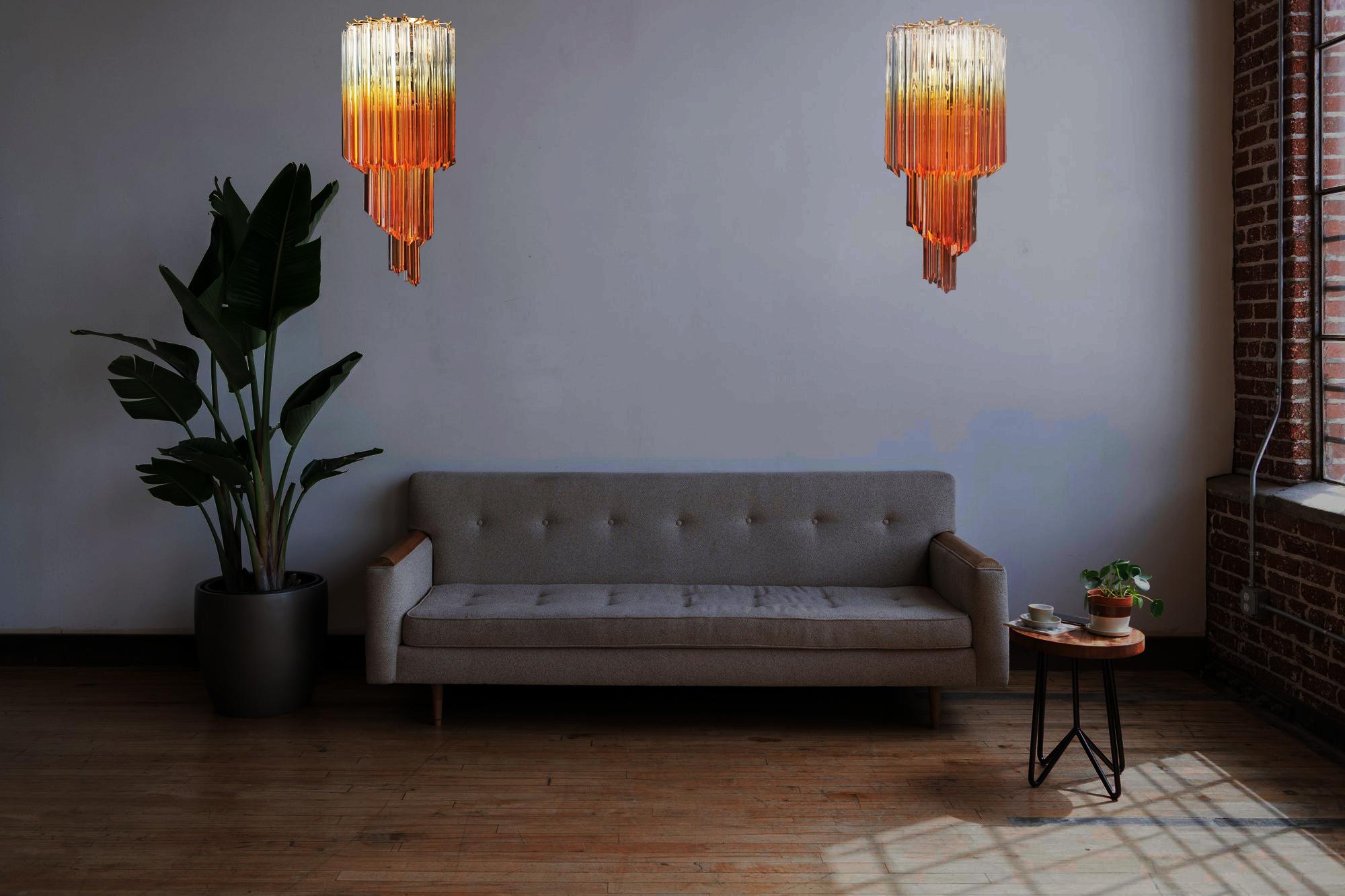 
Fantástico par de apliques de Murano vintage realizados con 16 prismas de cristal de Murano (quadriedri) para cada aplique en un marco de metal dorado. La forma de este candelabro es en espiral. Las gafas tienen un color particular, transparente