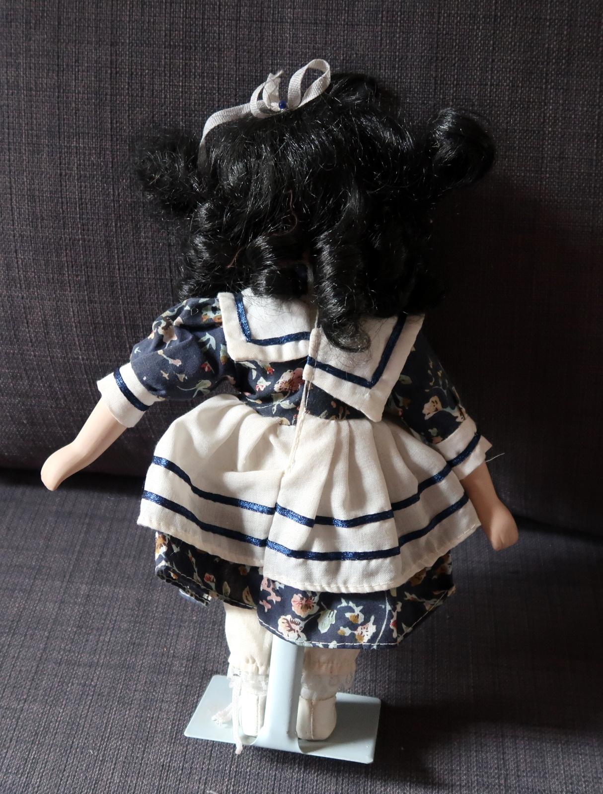 Elegant Vintage Porcelain Doll, Blue and White Beauty from the 20th century 2C05 In Good Condition For Sale In Bordeaux, FR