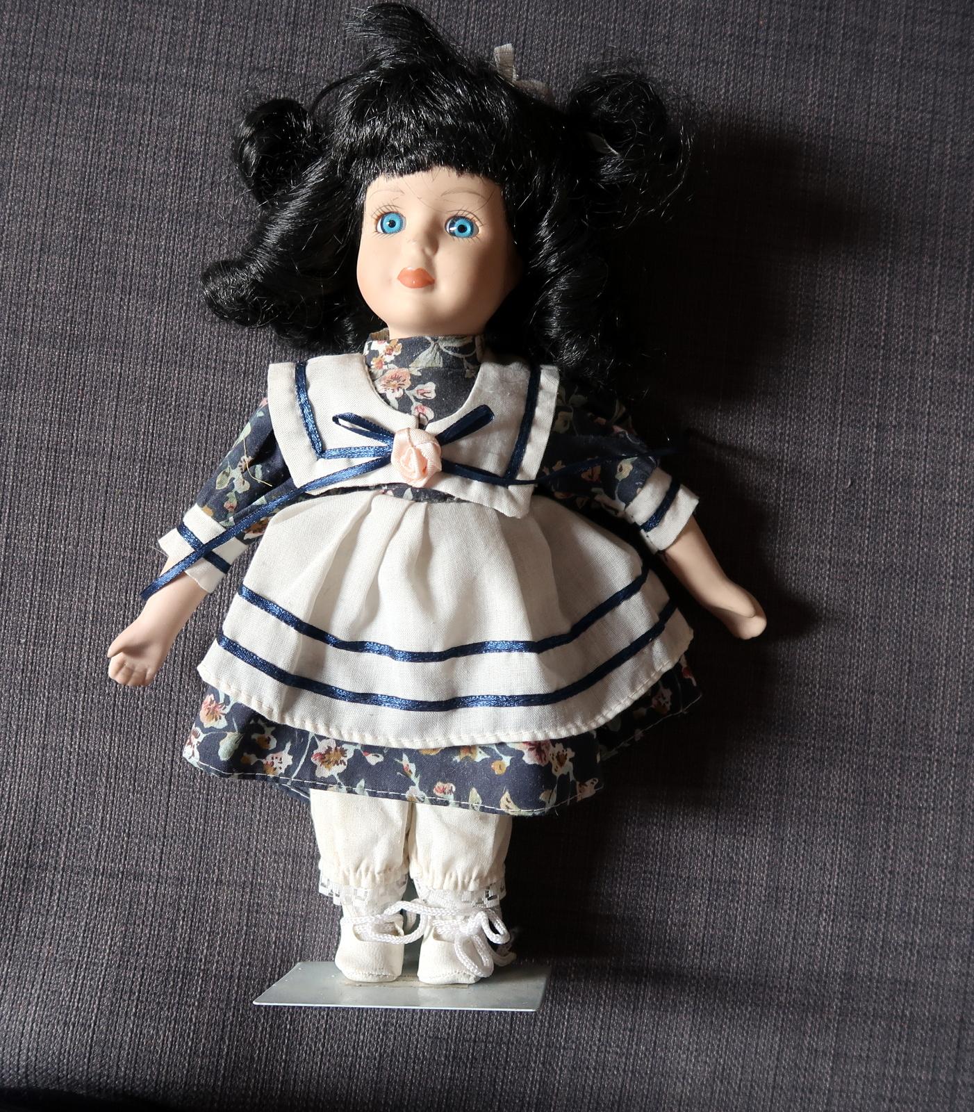 20ième siècle Élégante poupée en porcelaine bleue et blanche du 20ème siècle 2C05 en vente