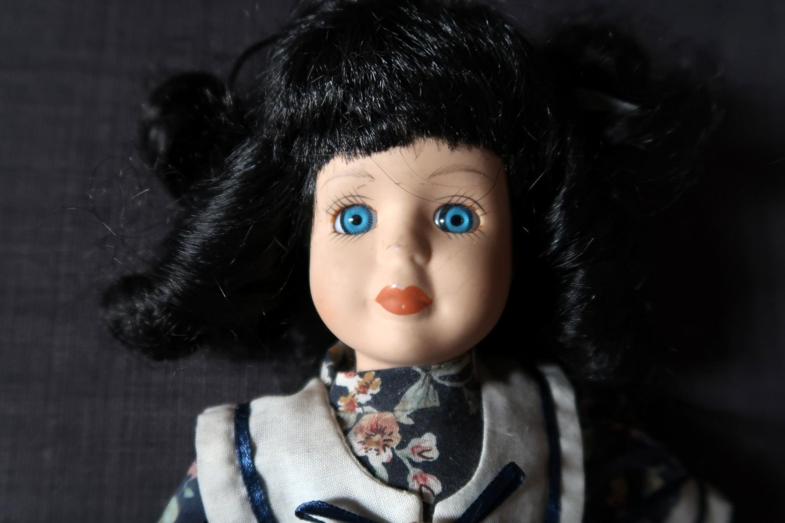 Elegant Vintage Porcelain Doll, Blue and White Beauty from the 20th century 2C05 For Sale 2