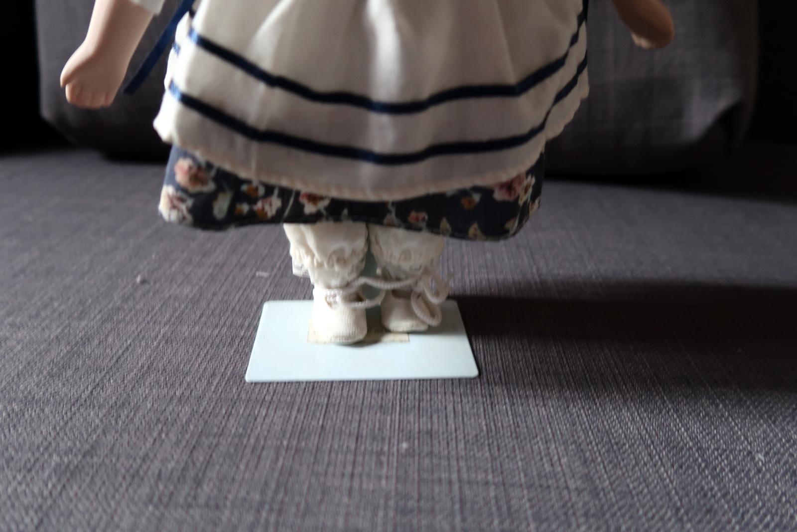 Elegant Vintage Porcelain Doll, Blue and White Beauty from the 20th century 2C05 For Sale 5