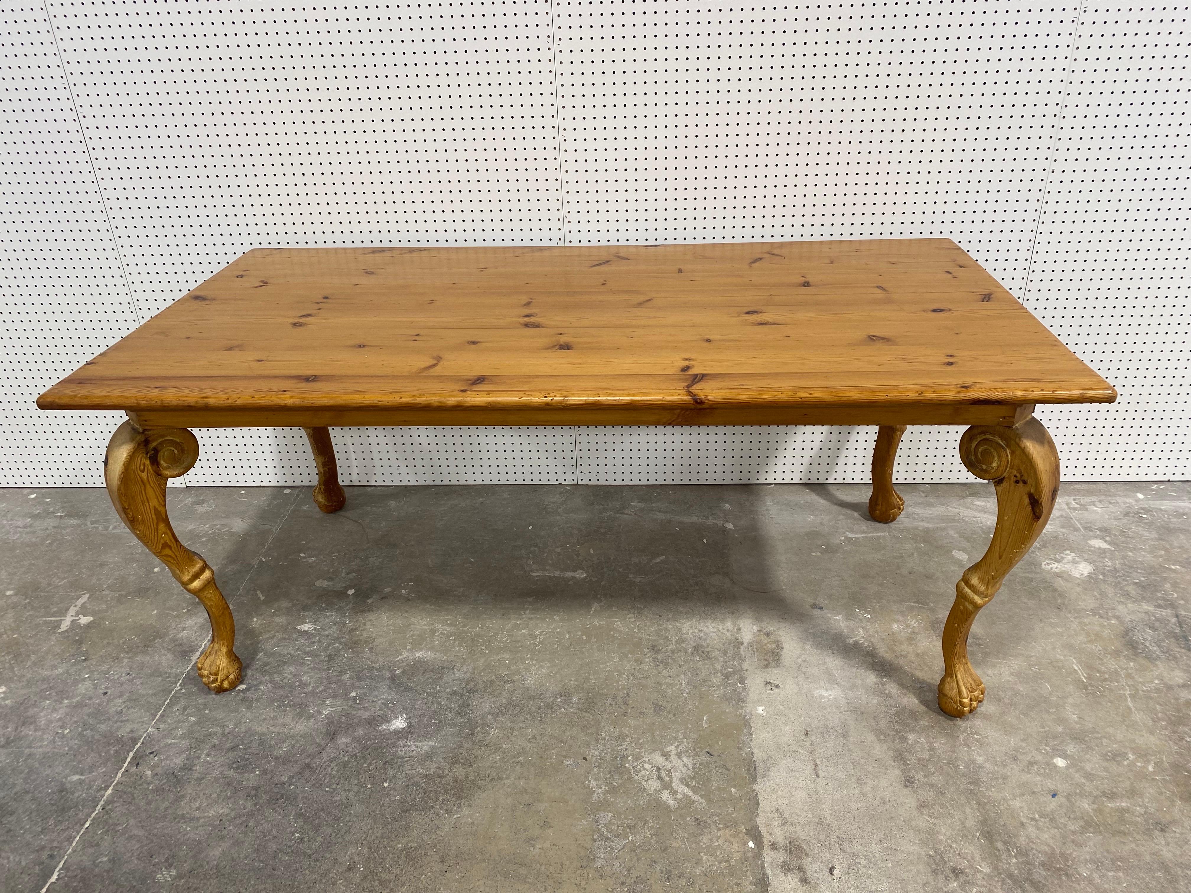 Elegant vintage scrubbed pine dining table/writing table In Good Condition For Sale In Allentown, PA
