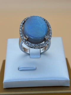 Elegante anello a grappolo con opale e diamanti in stile vintage in oro bianco 18 carati