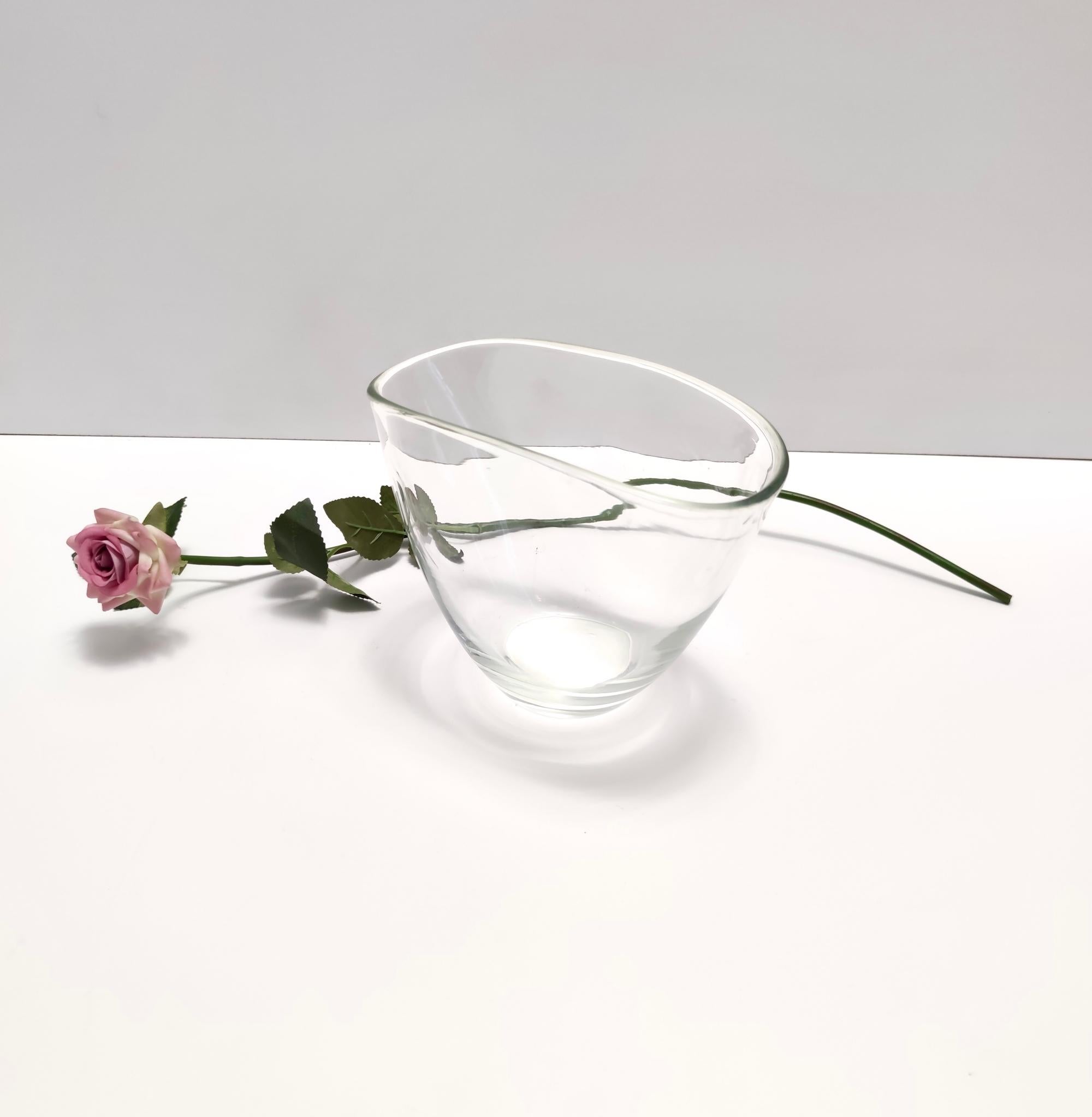 Fabriqué en Italie, années 1950. 
Il s'agit d'un vase élégant et essentiel en verre transparent de Murano soufflé à la main.
Il s'agit d'une pièce vintage, elle peut donc présenter de légères traces d'utilisation, mais elle peut être considérée