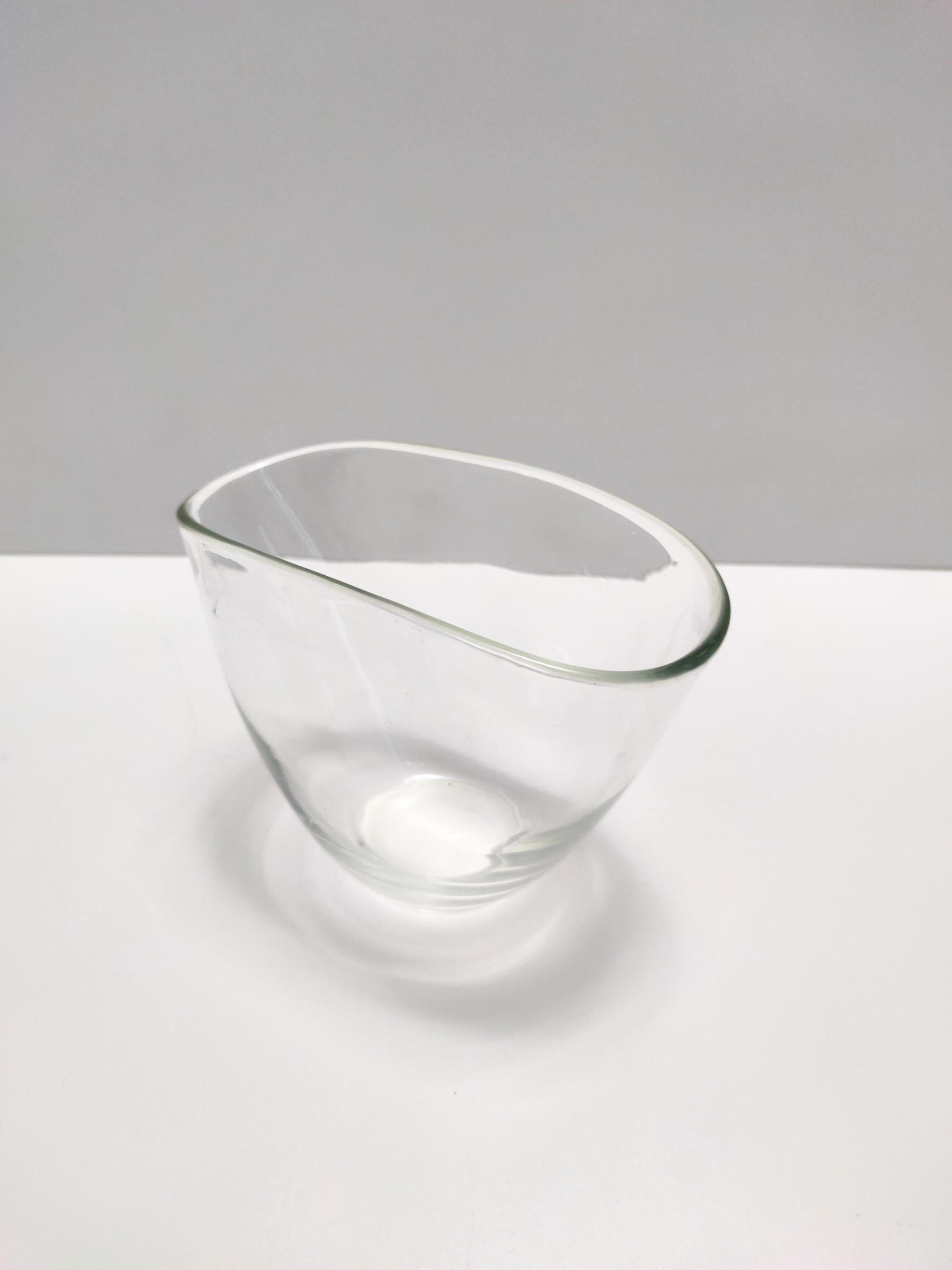Milieu du XXe siècle Élégant vase vintage transparent en verre de Murano soufflé à la main, Italie en vente