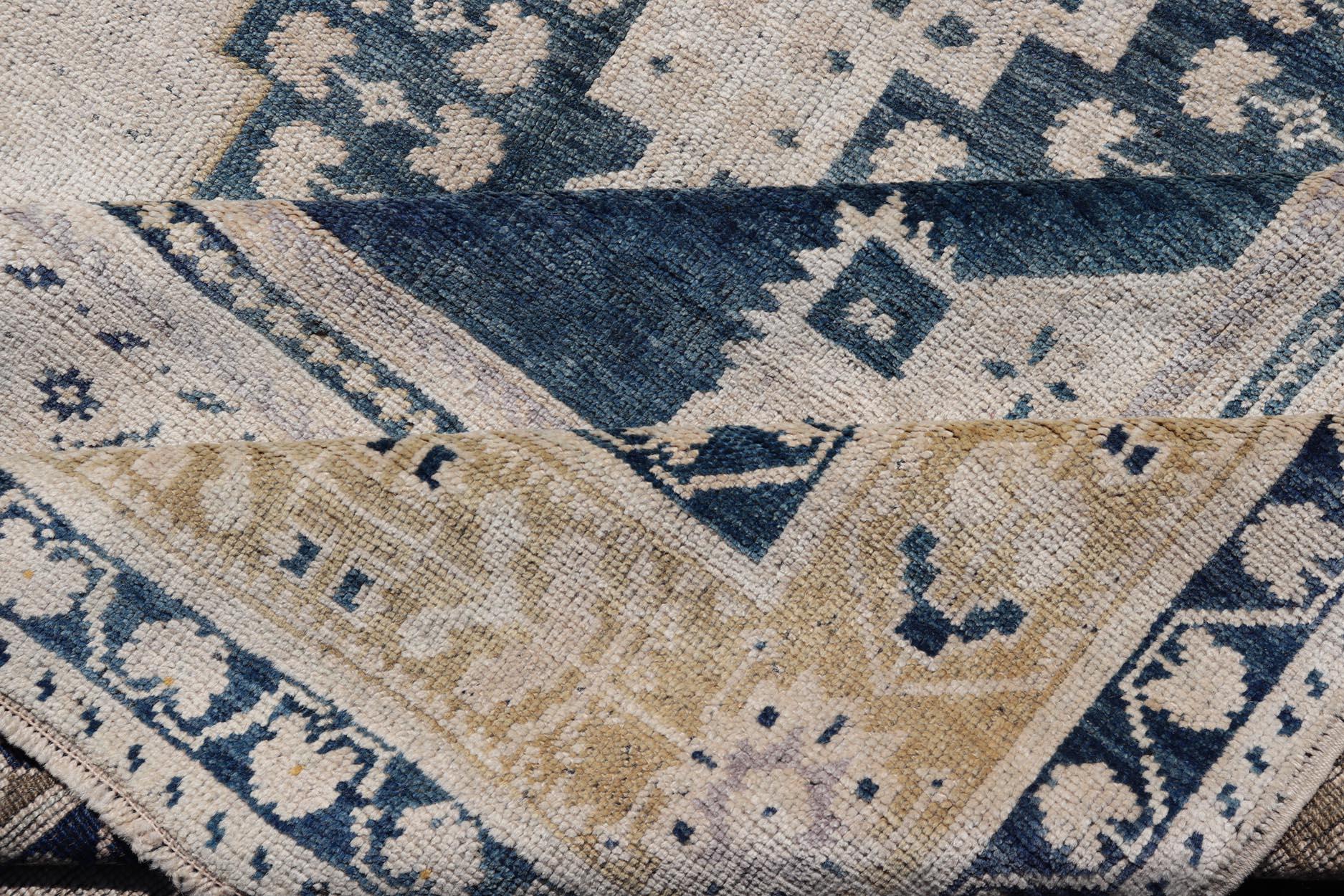 Eleganza del tappeto turco Oushak vintage con intricati disegni blu e beige 6'4