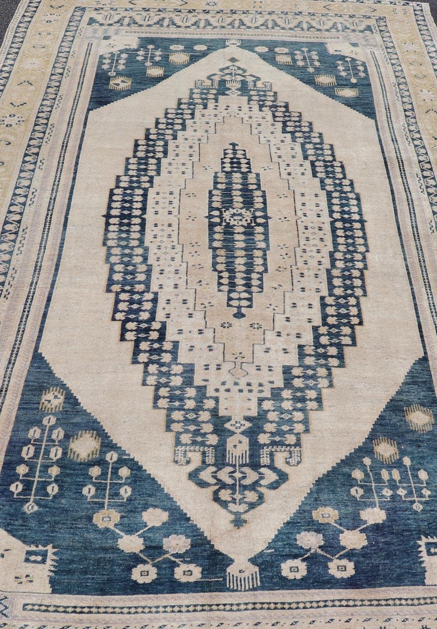Eleganza del tappeto turco Oushak vintage con intricati disegni blu e beige 6'4