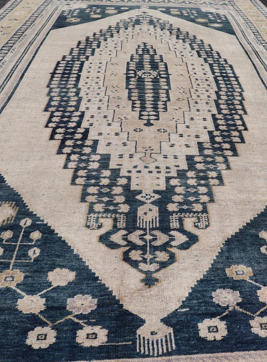 Eleganza del tappeto turco Oushak vintage con intricati disegni blu e beige 6'4