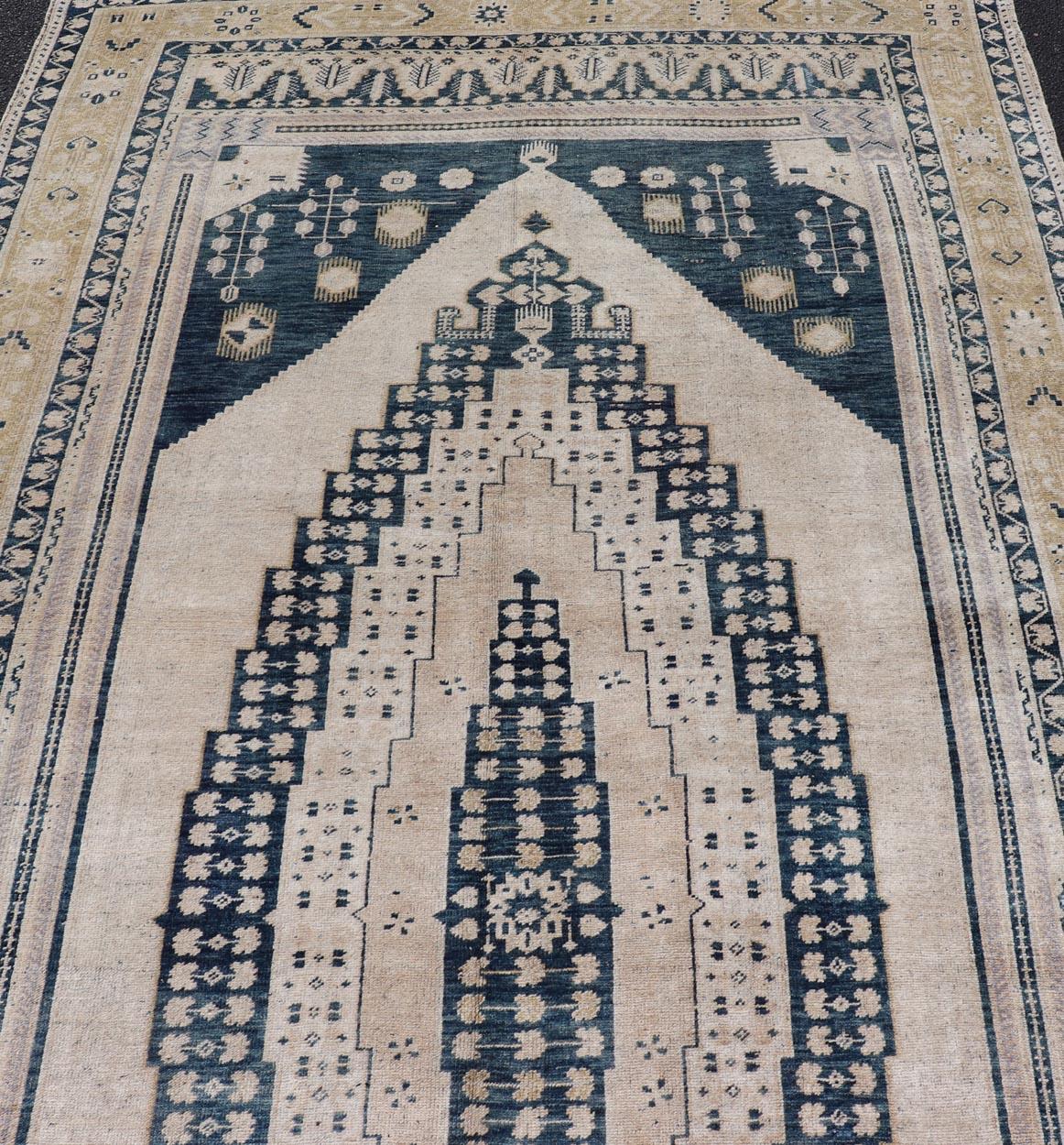 Eleganza del tappeto turco Oushak vintage con intricati disegni blu e beige 6'4