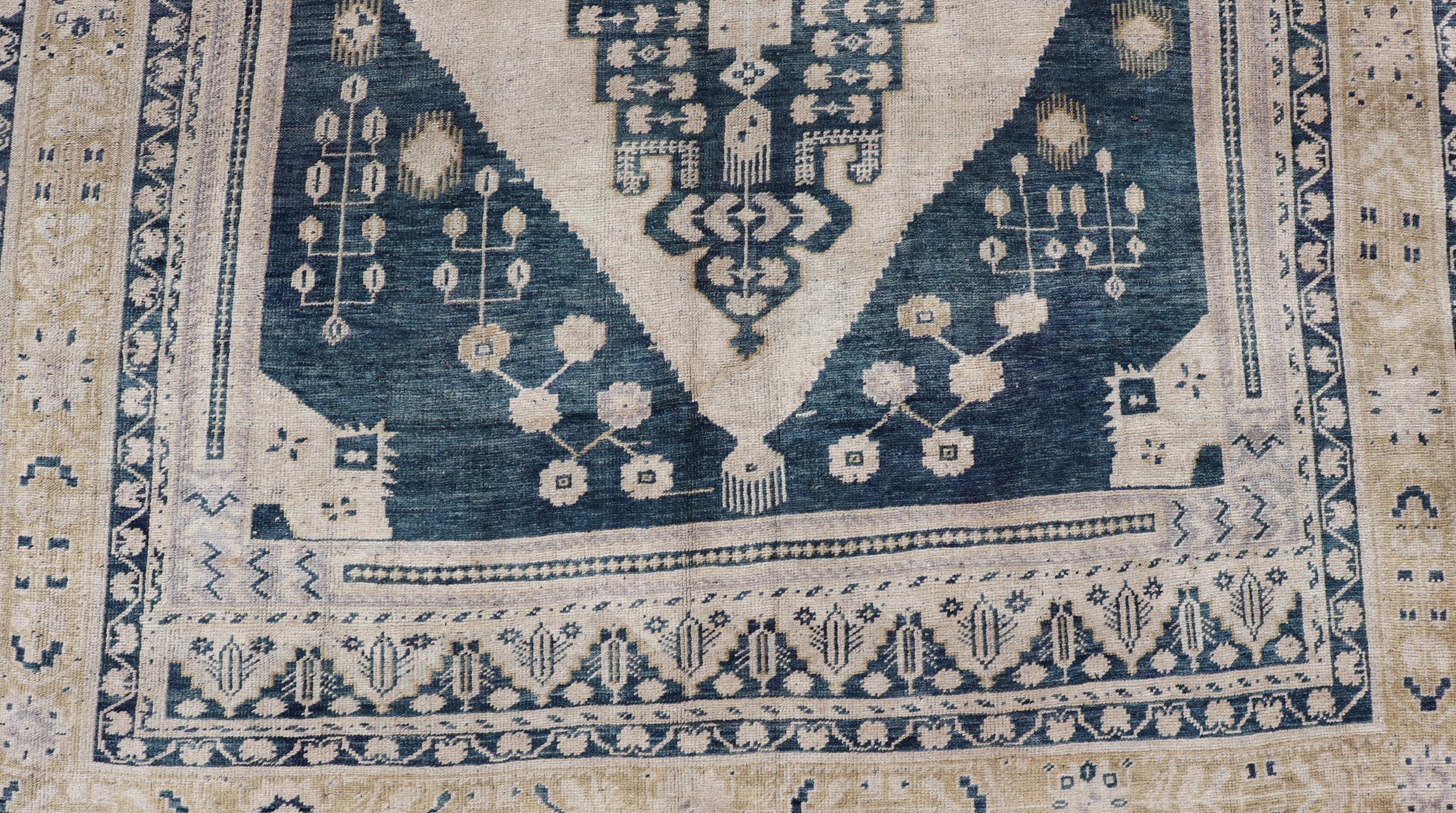 Eleganza del tappeto turco Oushak vintage con intricati disegni blu e beige 6'4