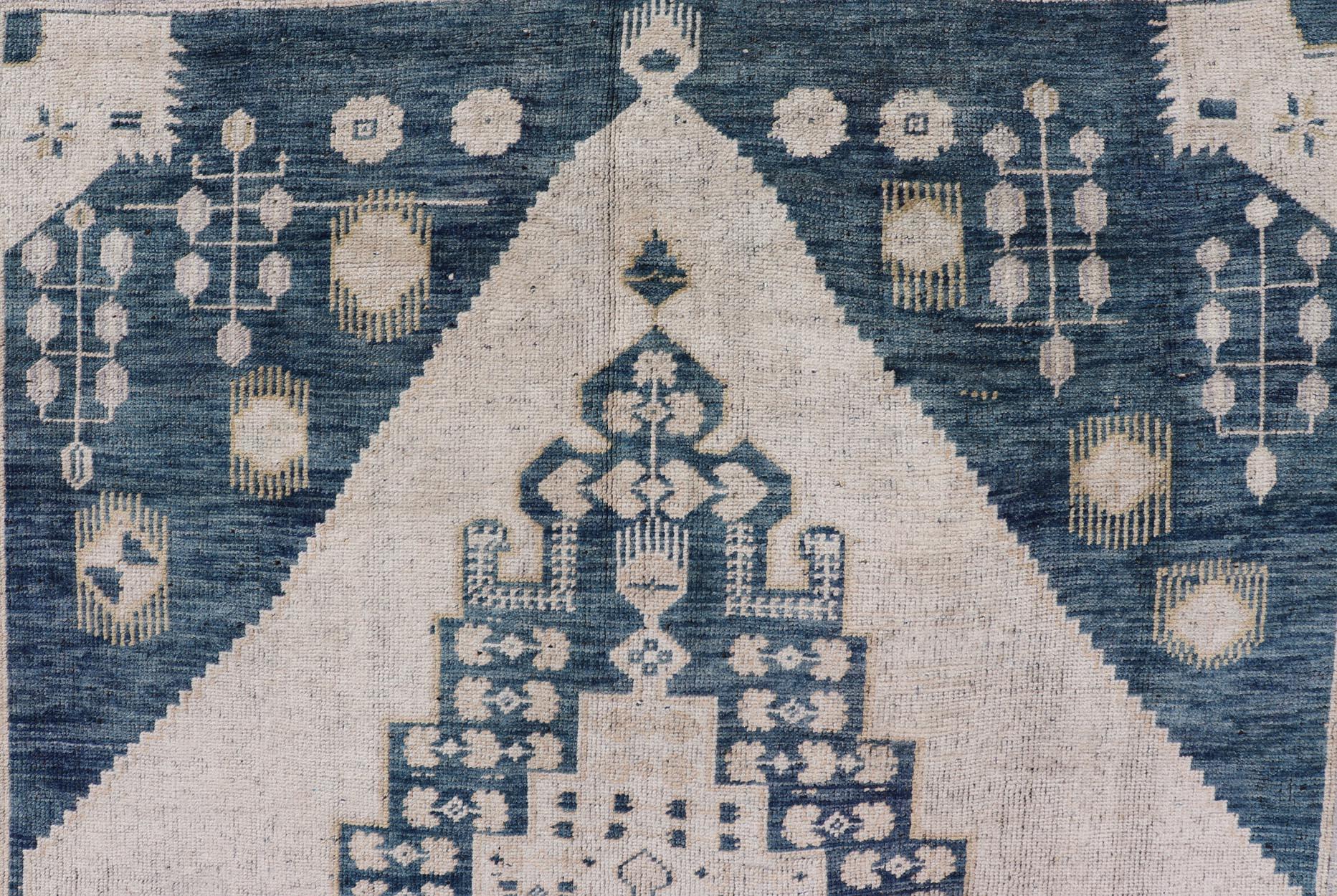 Turco Eleganza del tappeto turco Oushak vintage con intricati disegni blu e beige 6'4